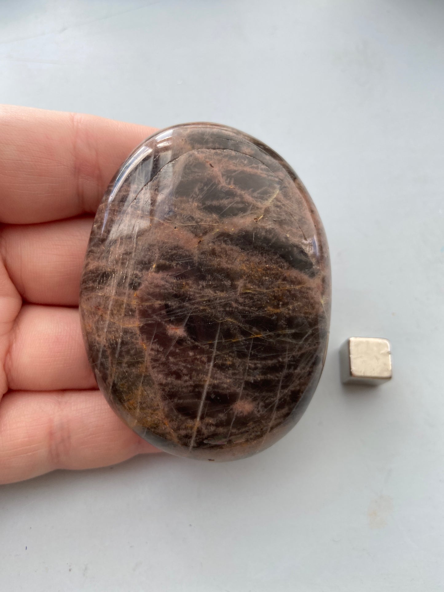 Månesten – opmuntrer selvomsorg og blid energetisk healing.