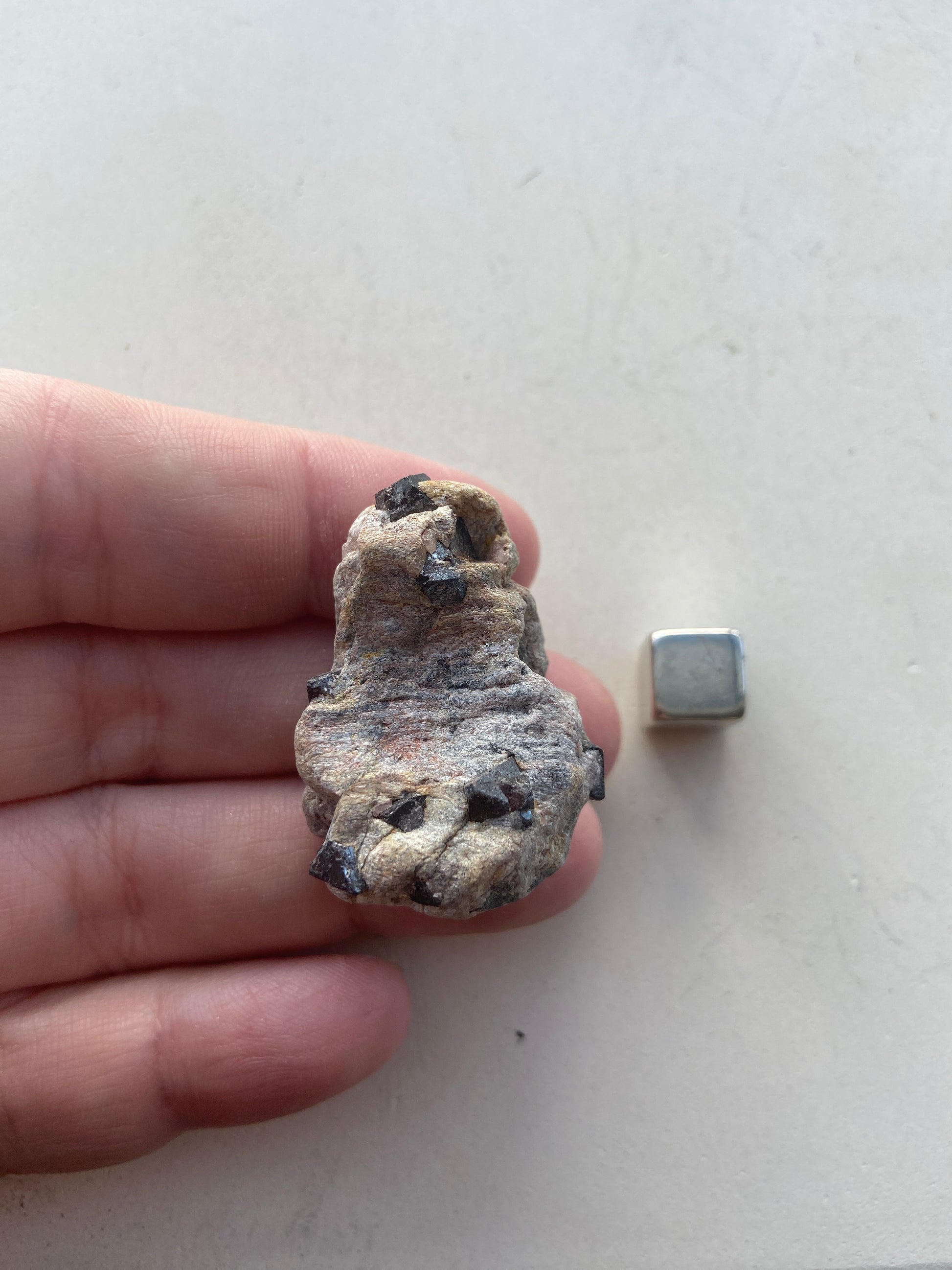 Magnetit sten – beskytter mod negativ energi og renser aurafeltet.