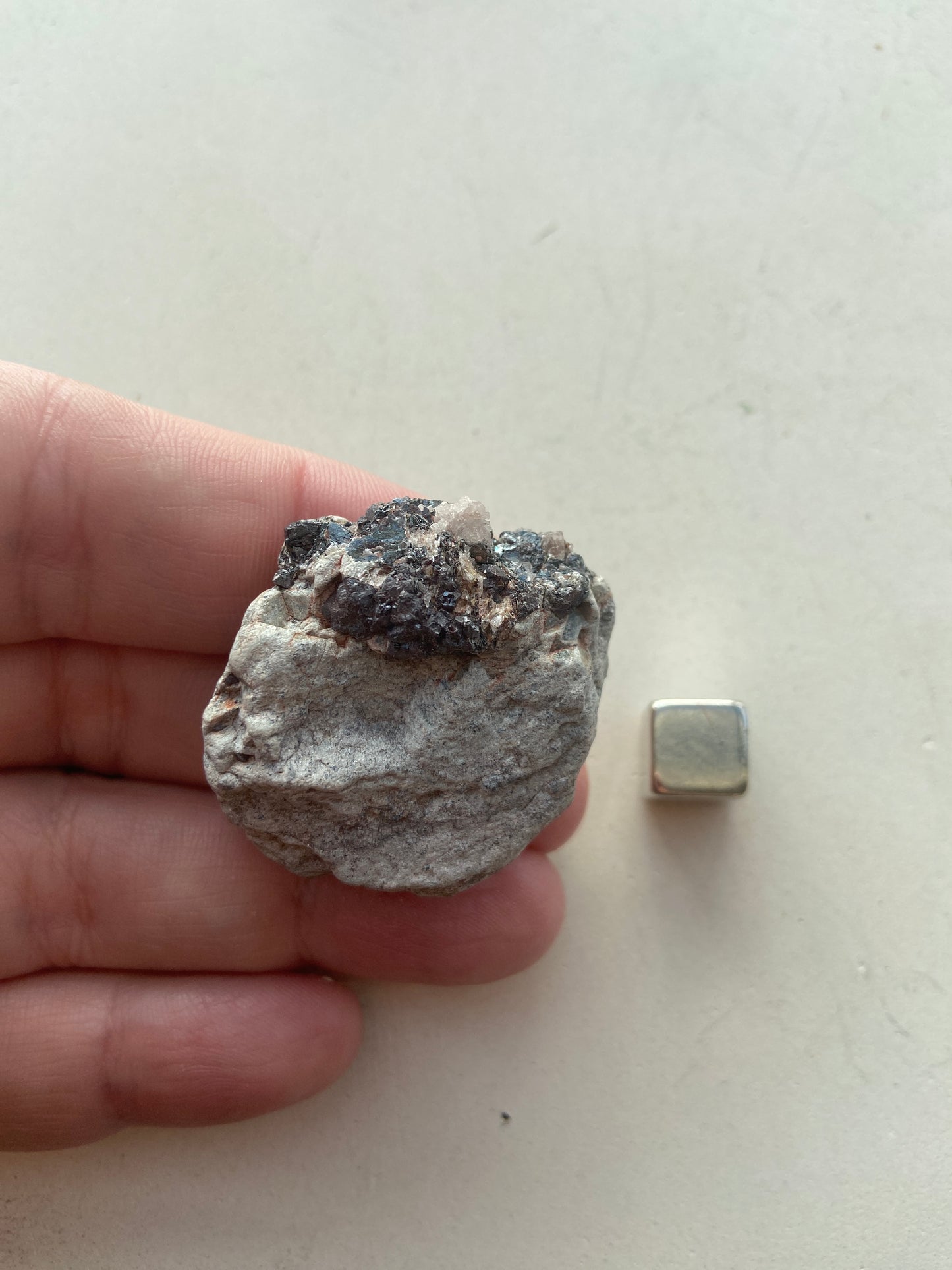 Magnetit krystal – forbinder dig med jordens kraft og skaber dyb ro.