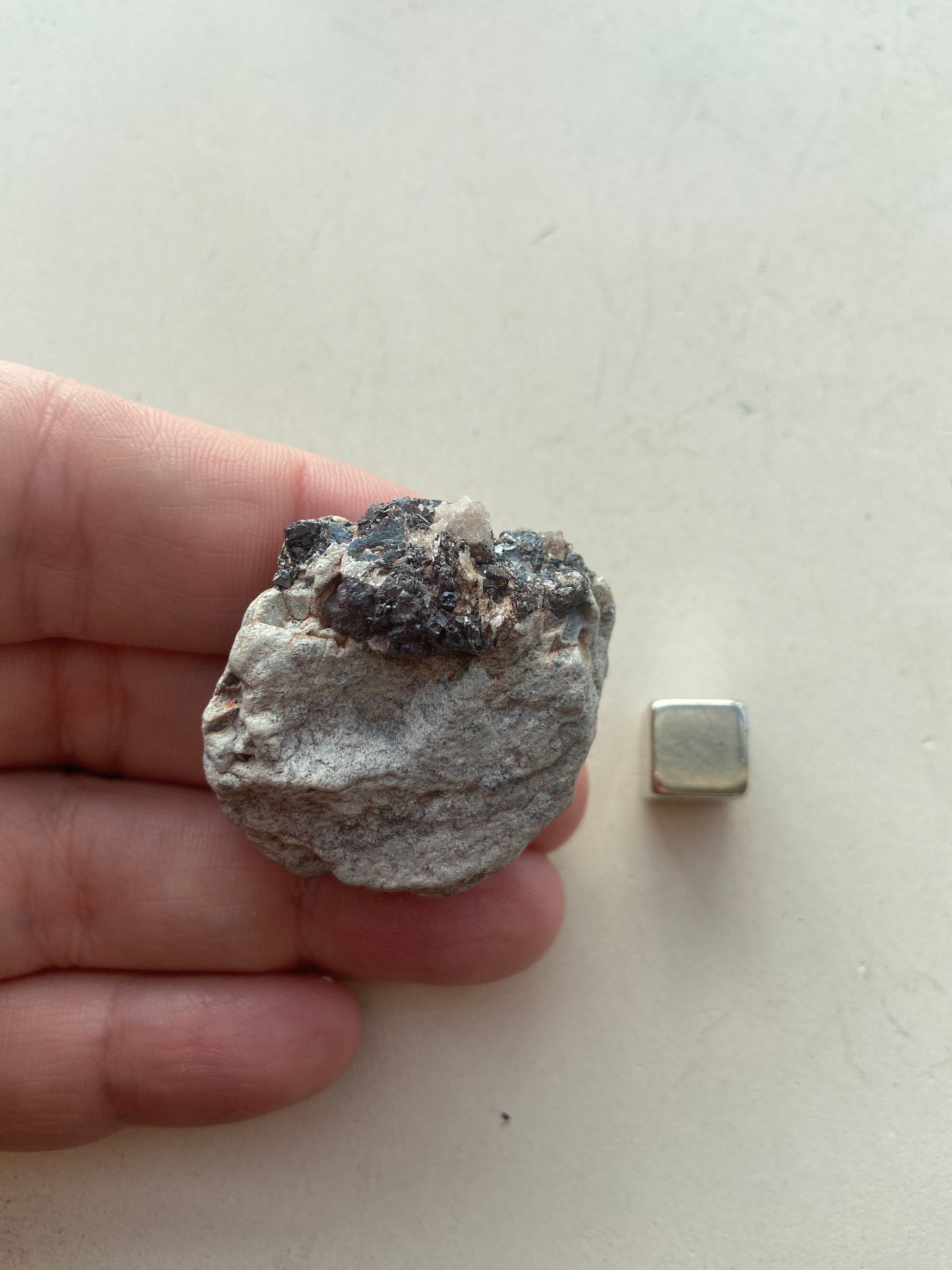 Magnetit krystal – forbinder dig med jordens kraft og skaber dyb ro.