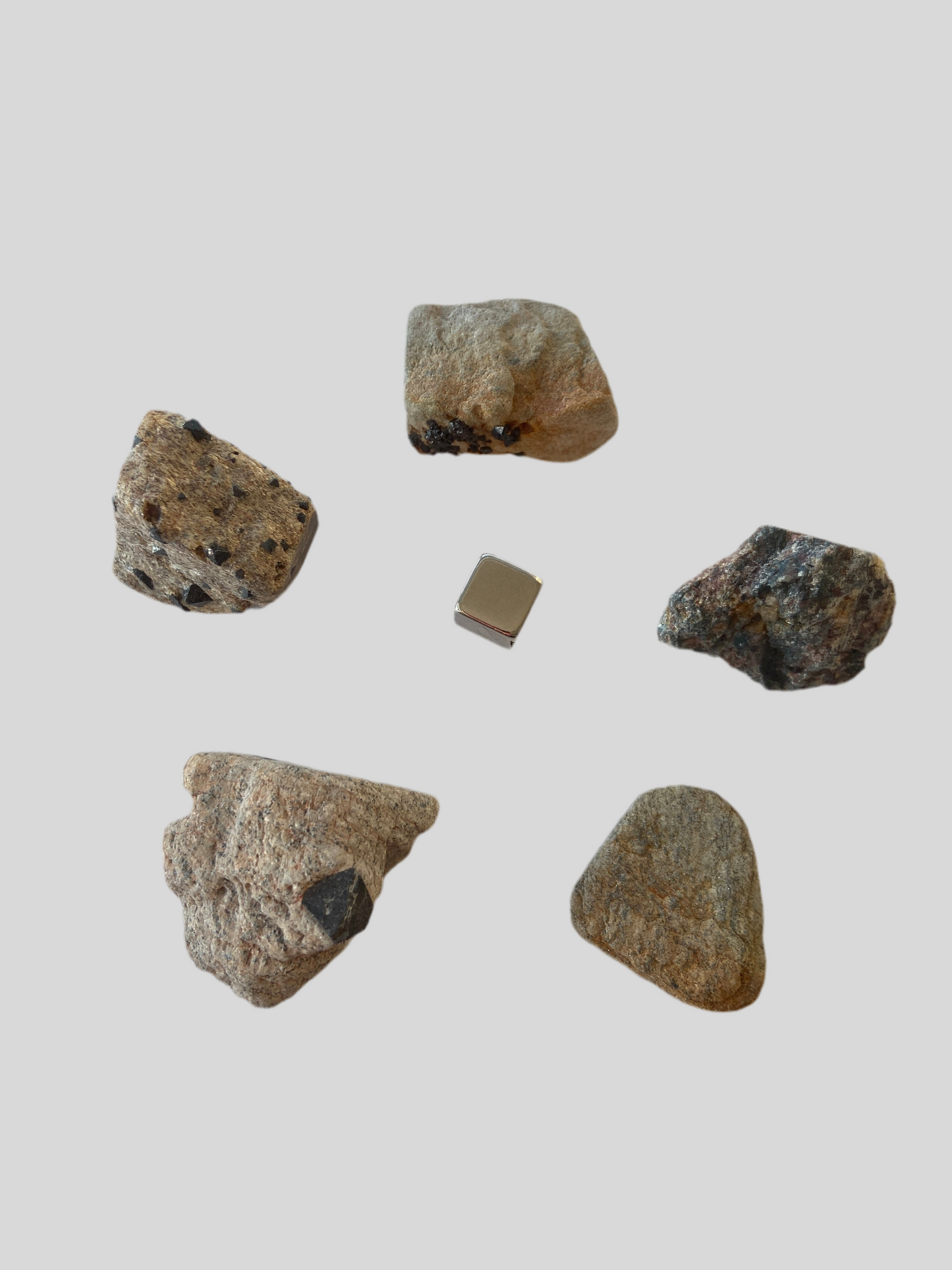 Magnetit krystal – stærkt jordforbindende sten, der skaber balance og stabilitet.