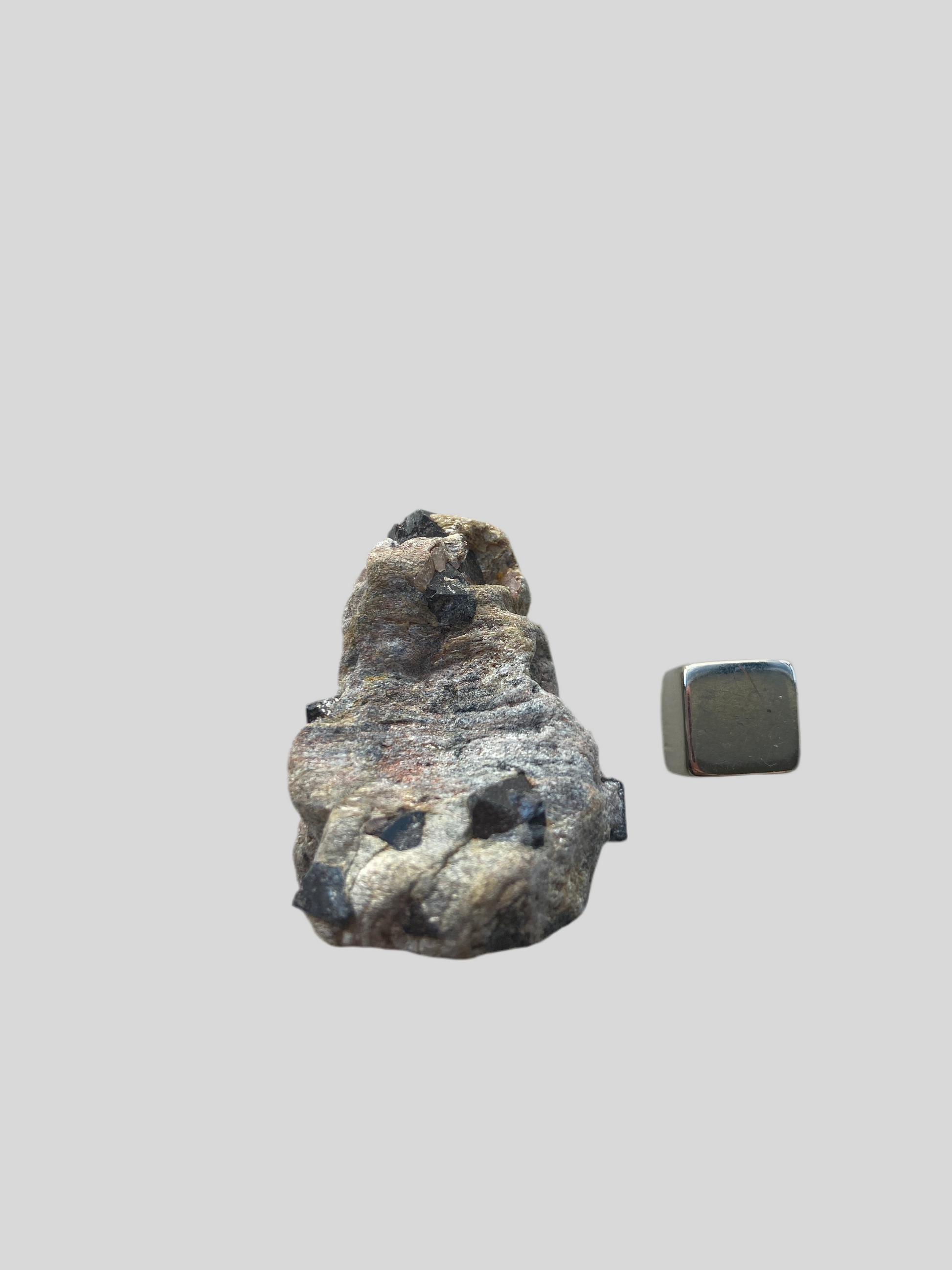 Magnetit krystal – styrker vitalitet og hjælper med manifestation af ønsker.