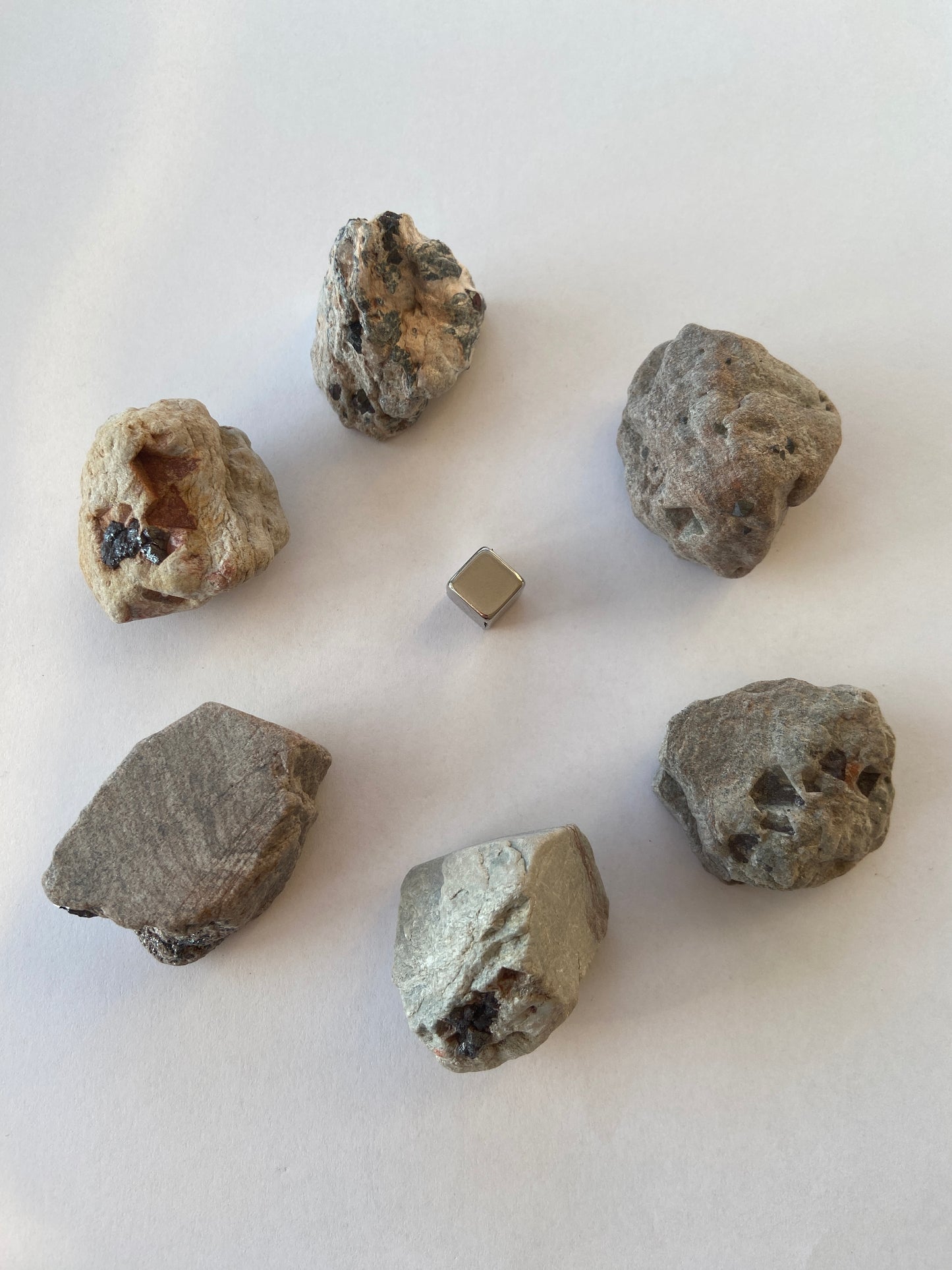 Magnetit – balancerer polaritet og yin-yang energi, skaber indre harmoni.