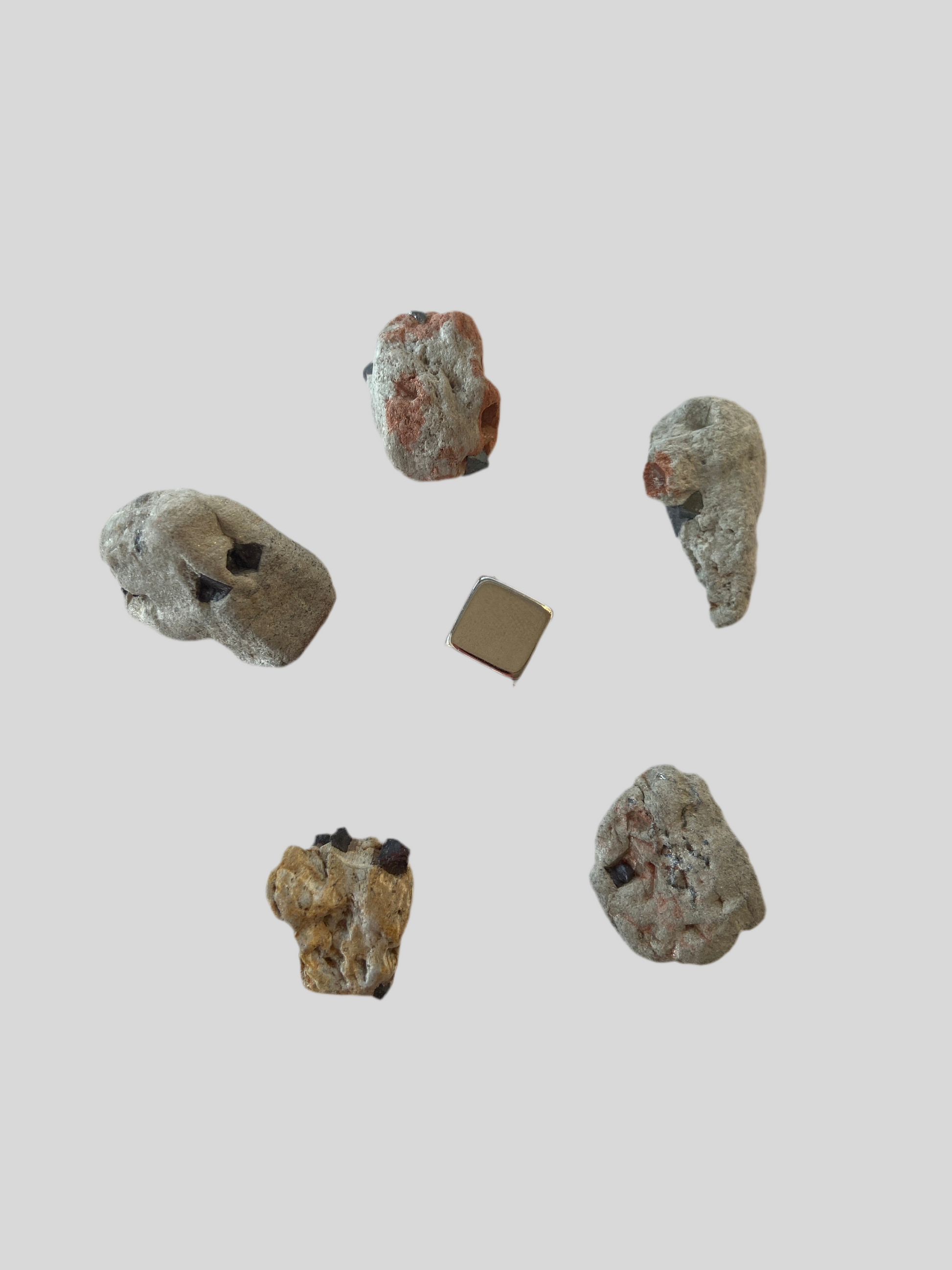 Magnetit – naturlig magnetisk sten, der tiltrækker og afviser energi for harmonisk flow.