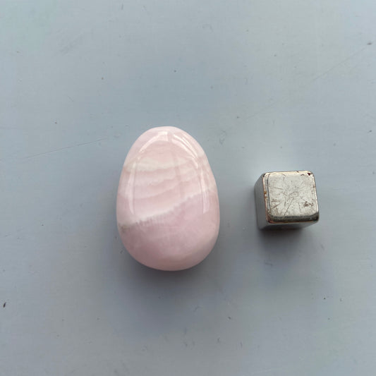 Mangano Calcit krystal – blid og kraftfuld sten for hjertehealing, kærlighed og selvomsorg.