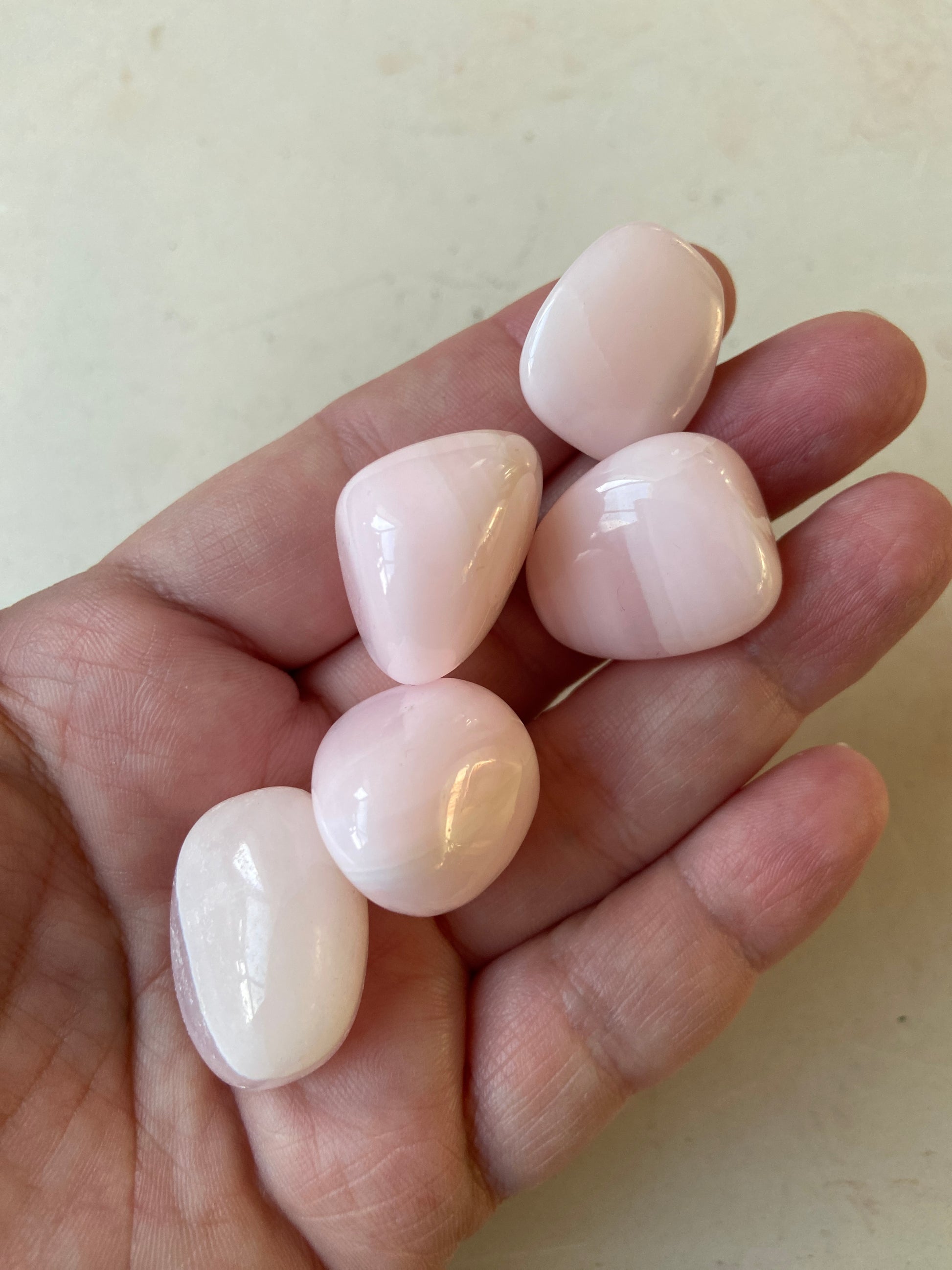 Mangano Calcit – fyldt med selvomsorg, venlighed og blød, kærlig energi.