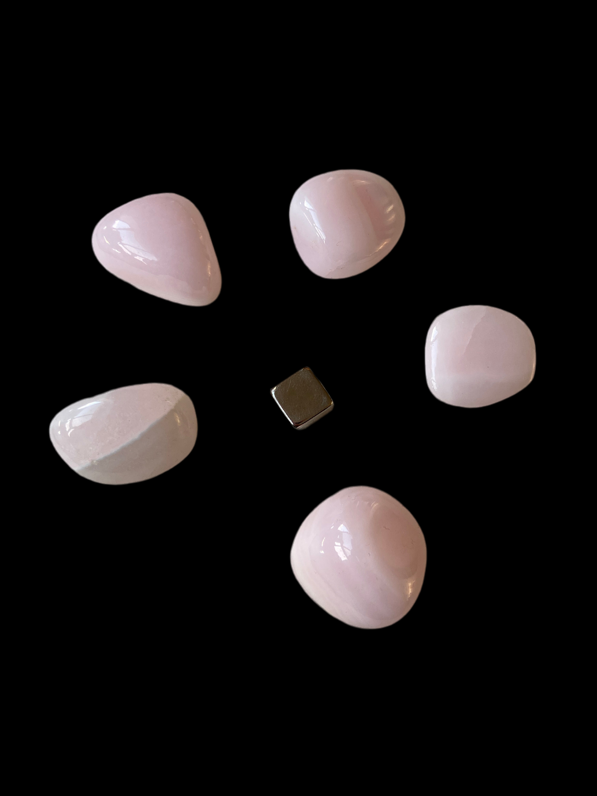 Lyserød Mangano Calcit – bringer indre fred, ro og følelsesmæssig lethed.