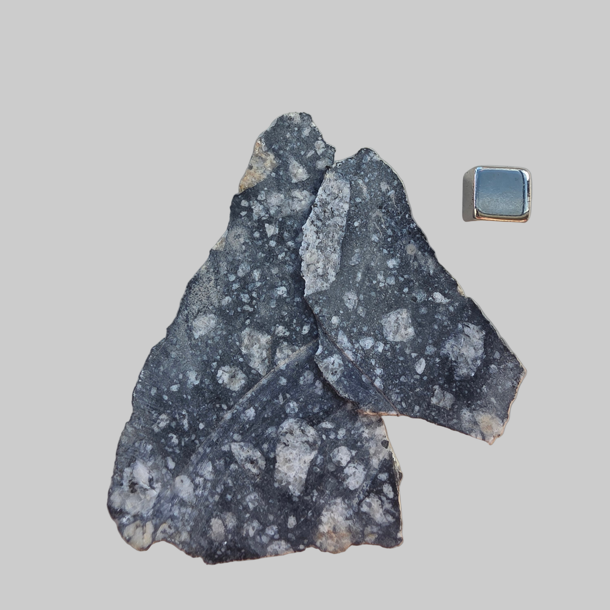 Meteorit, der danner energisk skjold mod negativitet – bringer grounding, balance og fornyet livskraft.