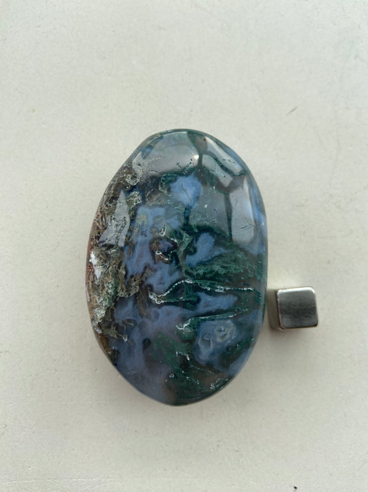 Moss Agate – skaber grounding, harmoni og jordnær stabilitet.