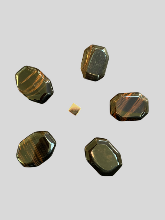 Obsidian Ild – kraftfuld beskyttelseskrystal med ildrøde nuancer, der renser energi, styrker mod og fremmer indre transformation