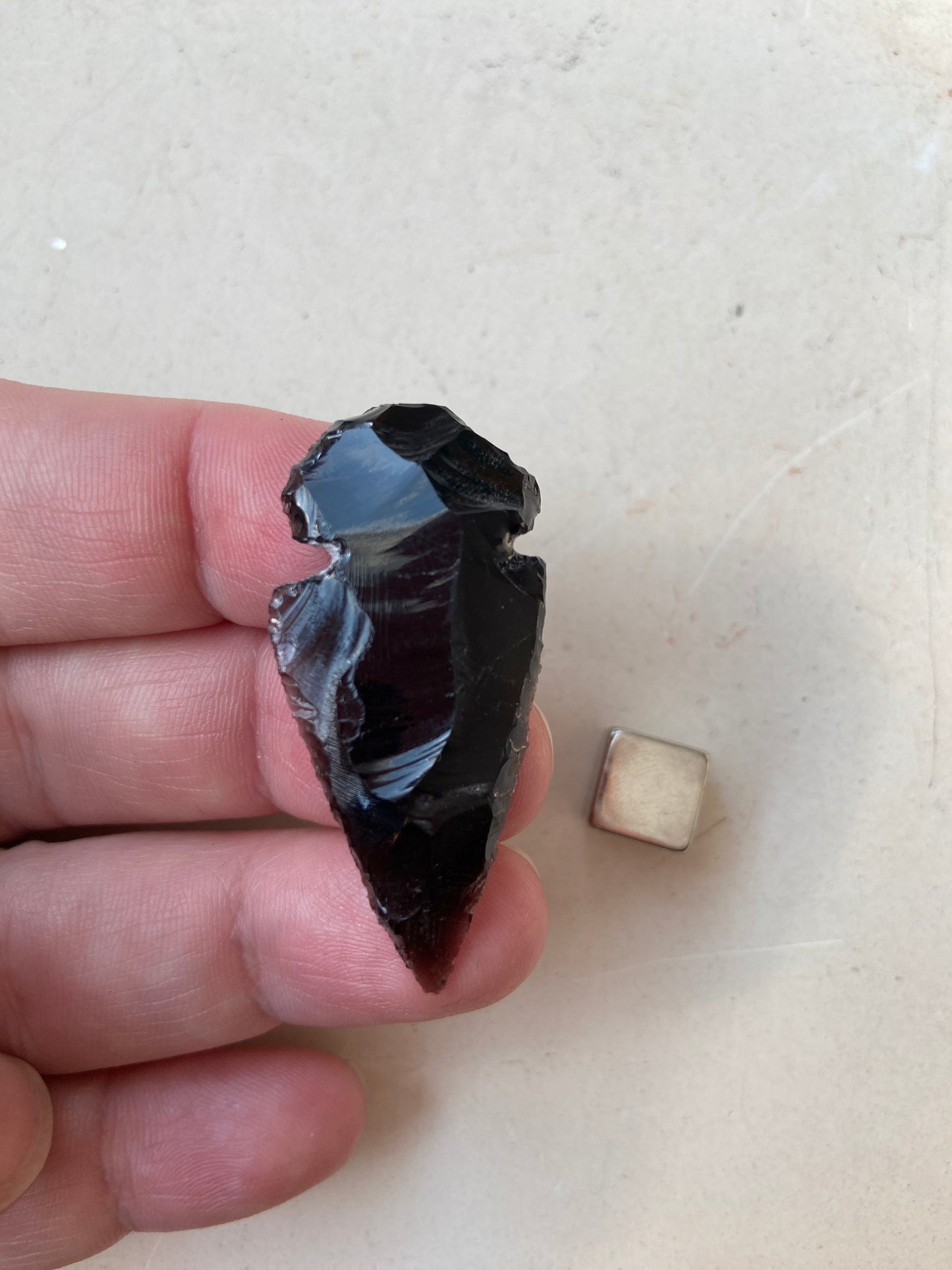 Obsidian sort der aktiverer rodchakra og giver stabilitet.