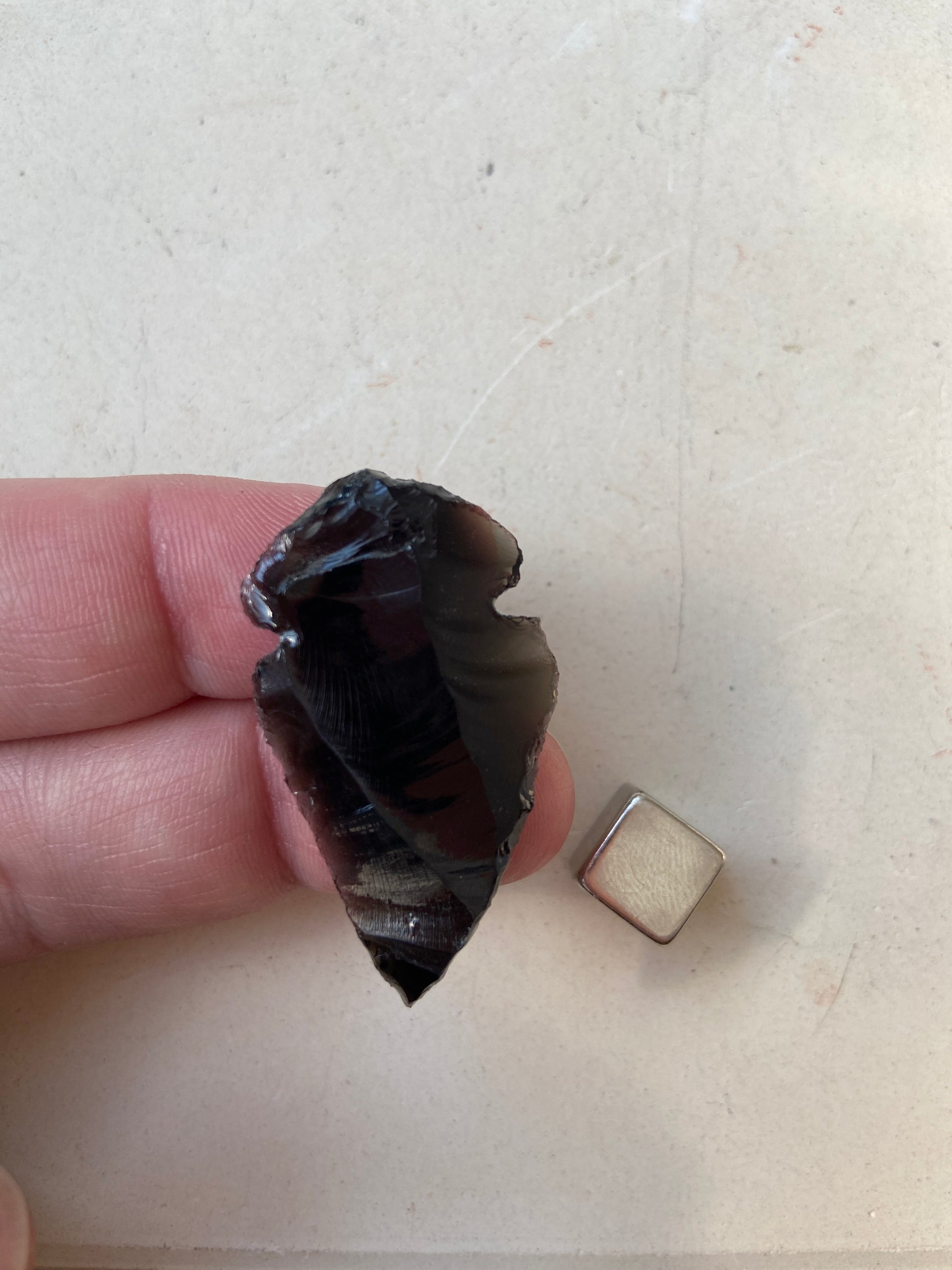 Sort obsidian sandhedssten med ærlighed og indsigt.