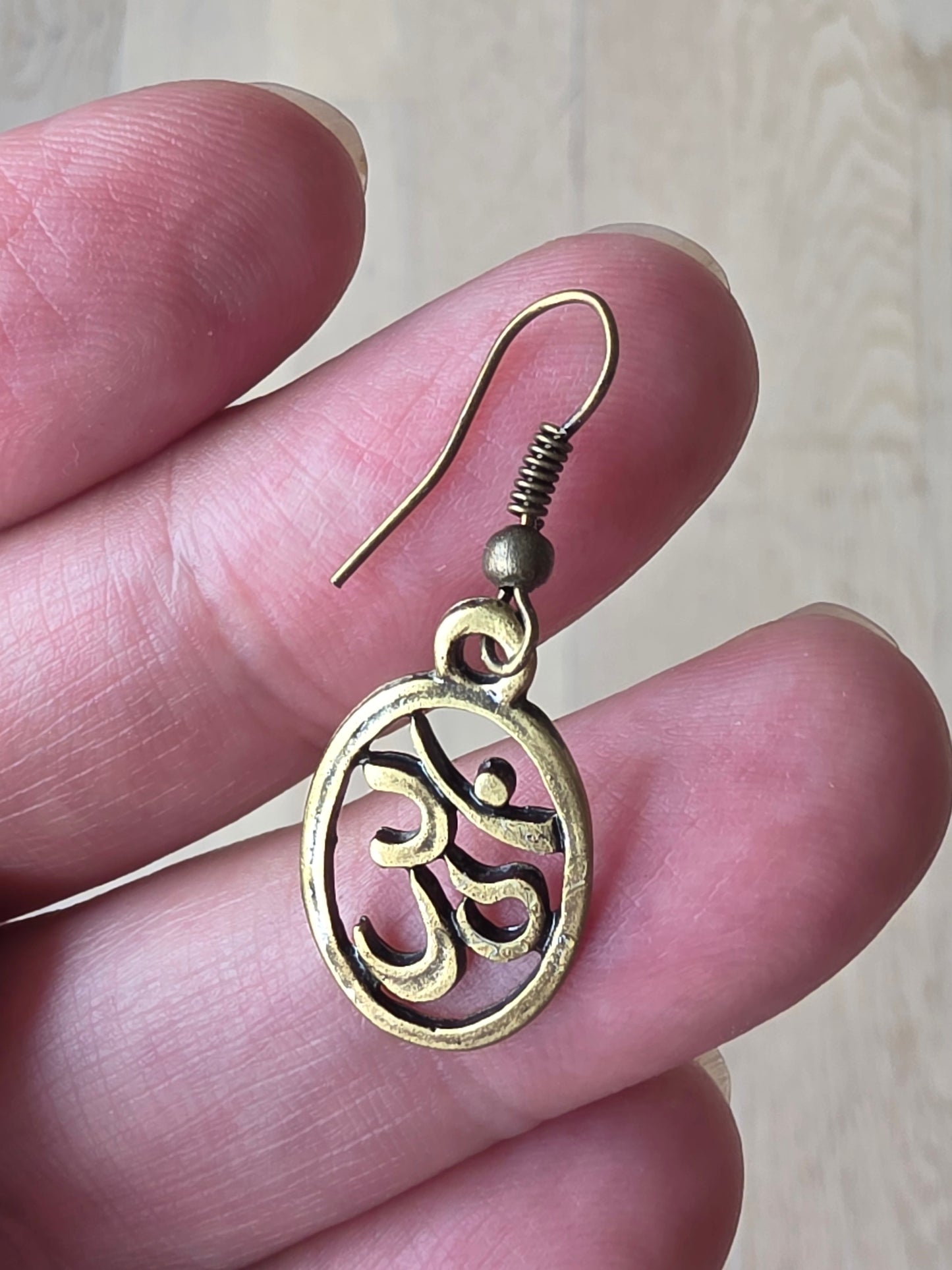 Ohm-øreringe – spirituelle smykker, der bringer ro, balance og nærvær.