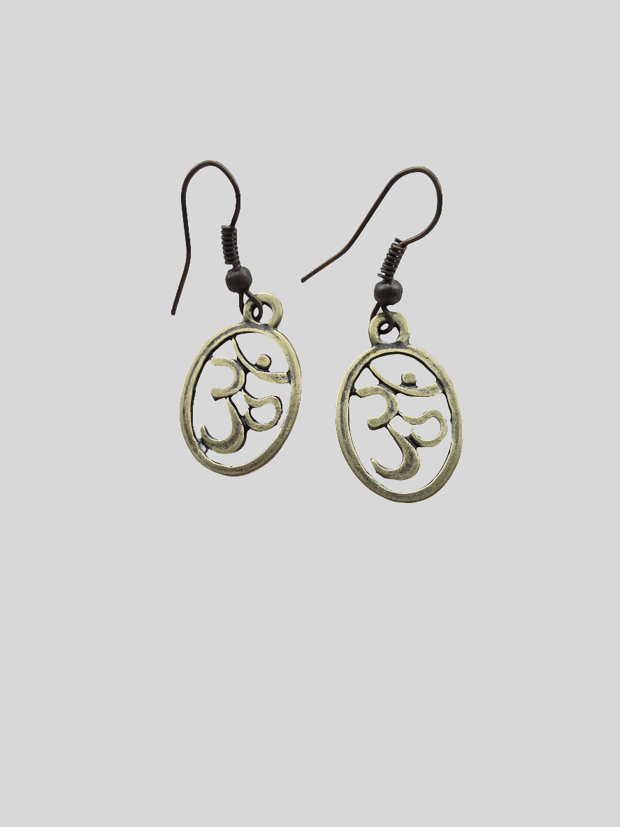Ohm earrings – symbol på universets lyd og dyb spirituel forbindelse.