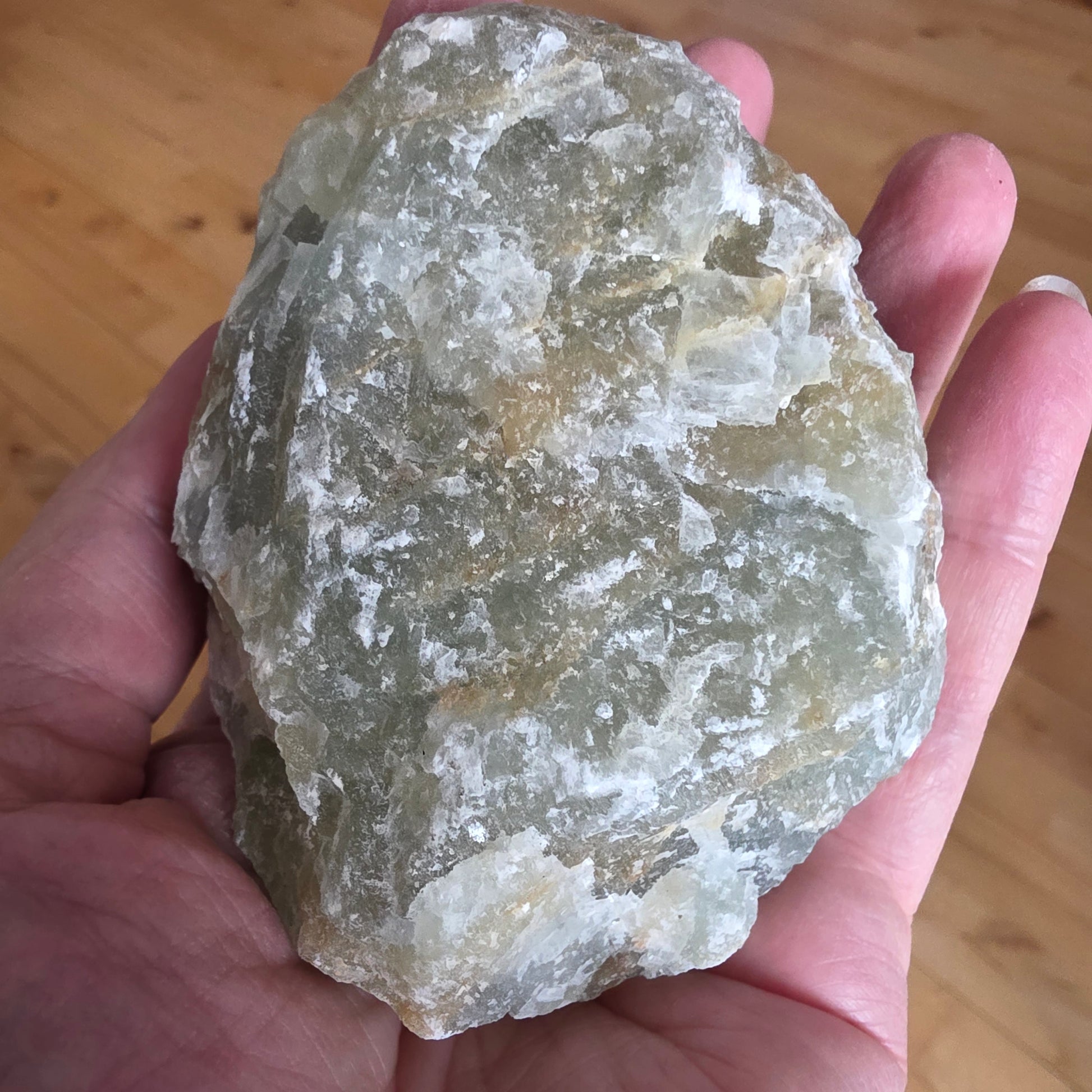Blå grøn onyx krystal på 627 gram med beroligende energi og smukke farvespil.