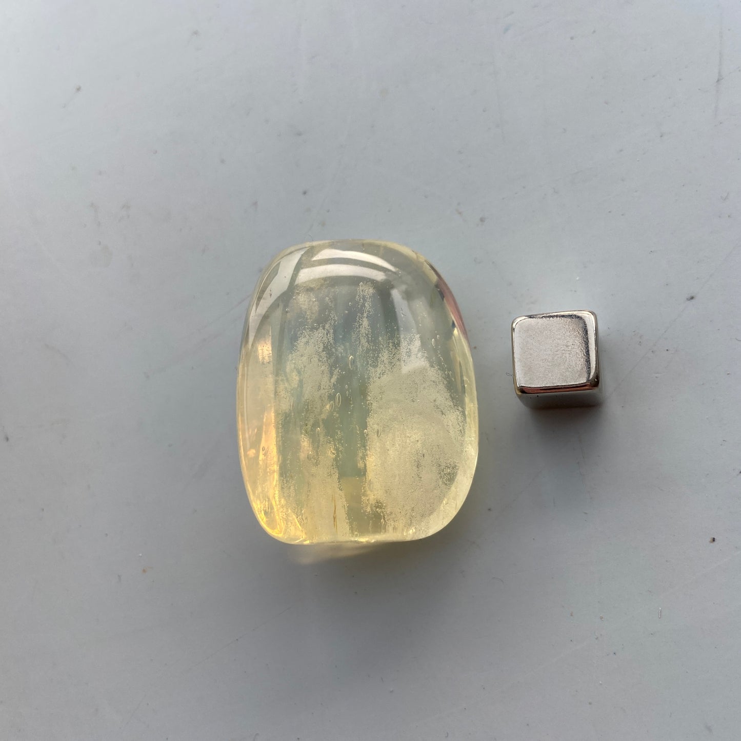 Gul opalit krystal kendt for healing, indre ro og følelsesmæssig balance.