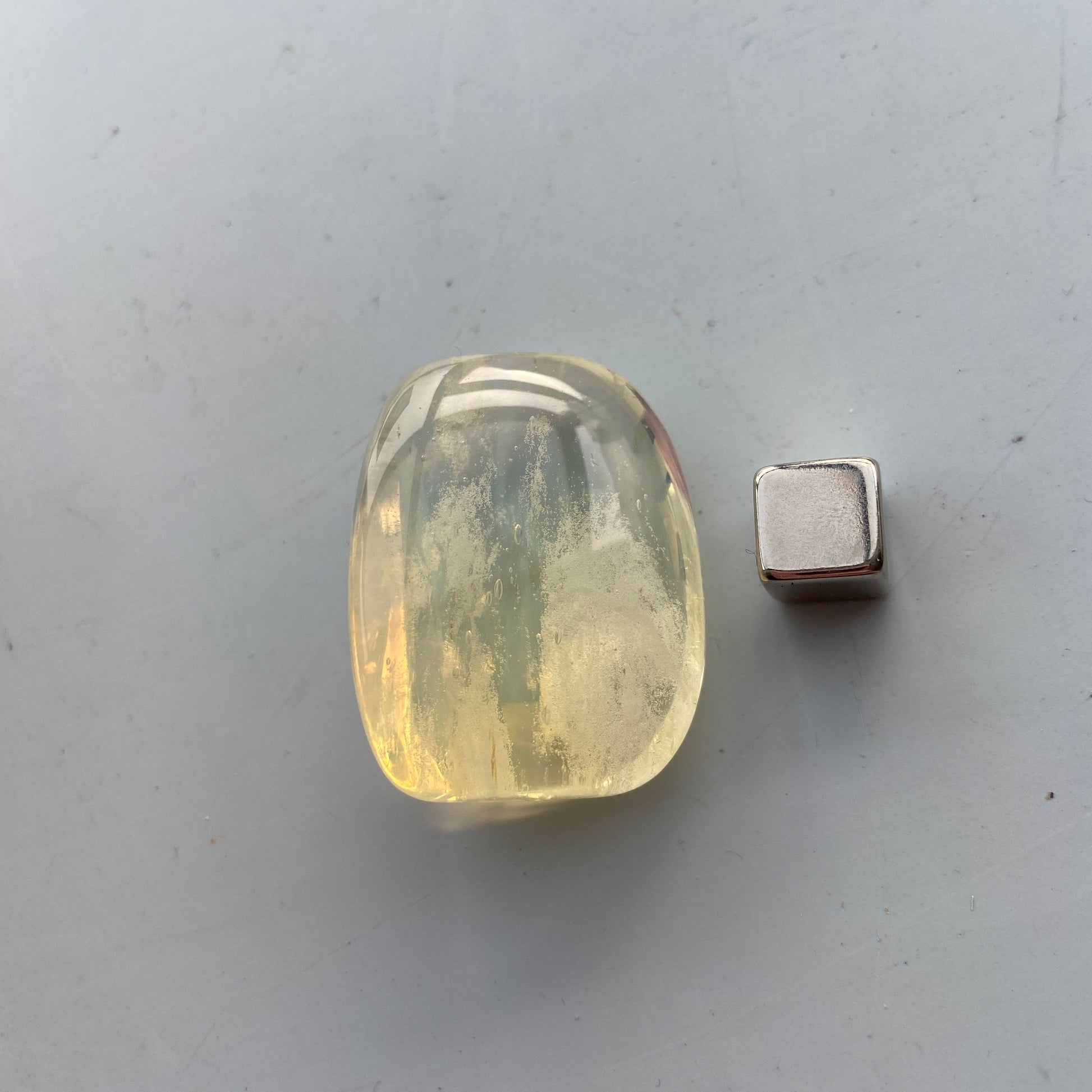 Gul opalit krystal kendt for healing, indre ro og følelsesmæssig balance.