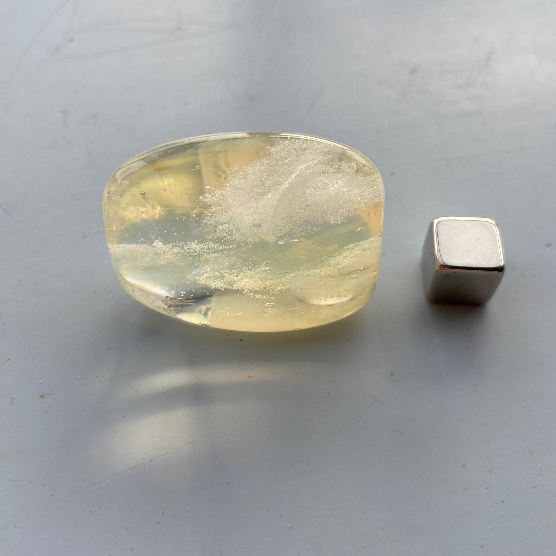 Gul opalit krystal med blød glød og energi for selvværd og spirituel kommunikation.