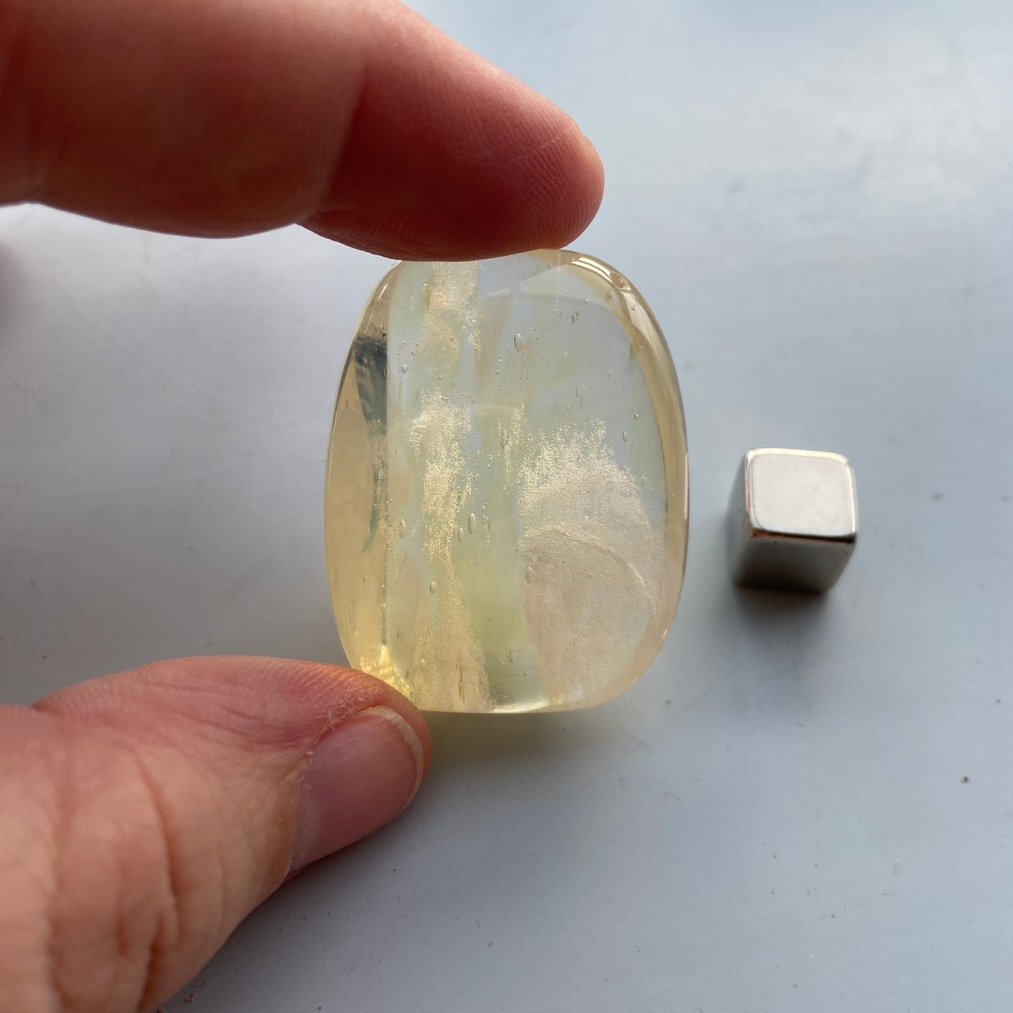 Naturlig gul opalit sten der styrker intuition, kommunikation og indre styrke.