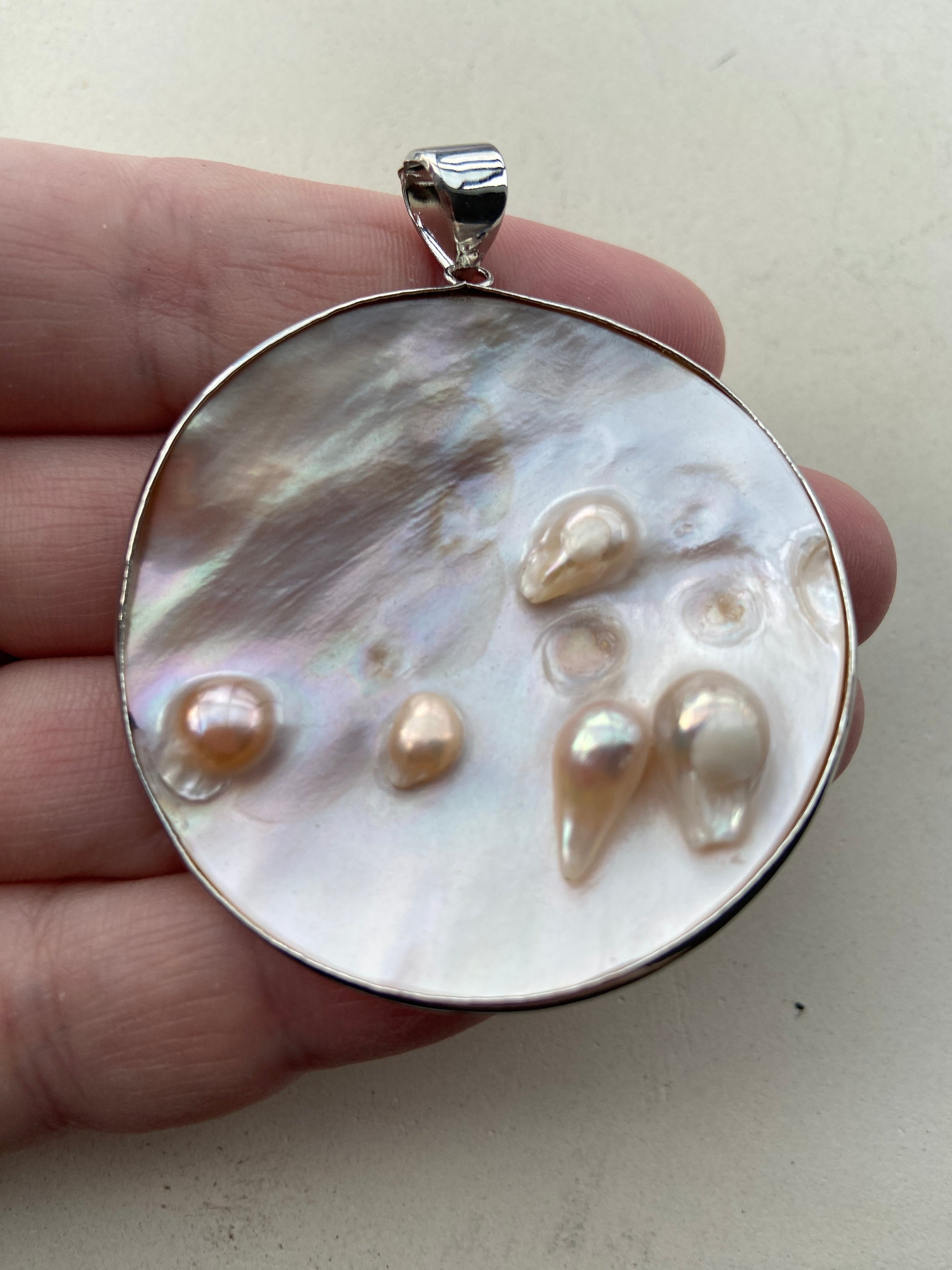 Perlemor amulet – giver blid healing og stærk beskyttelse.