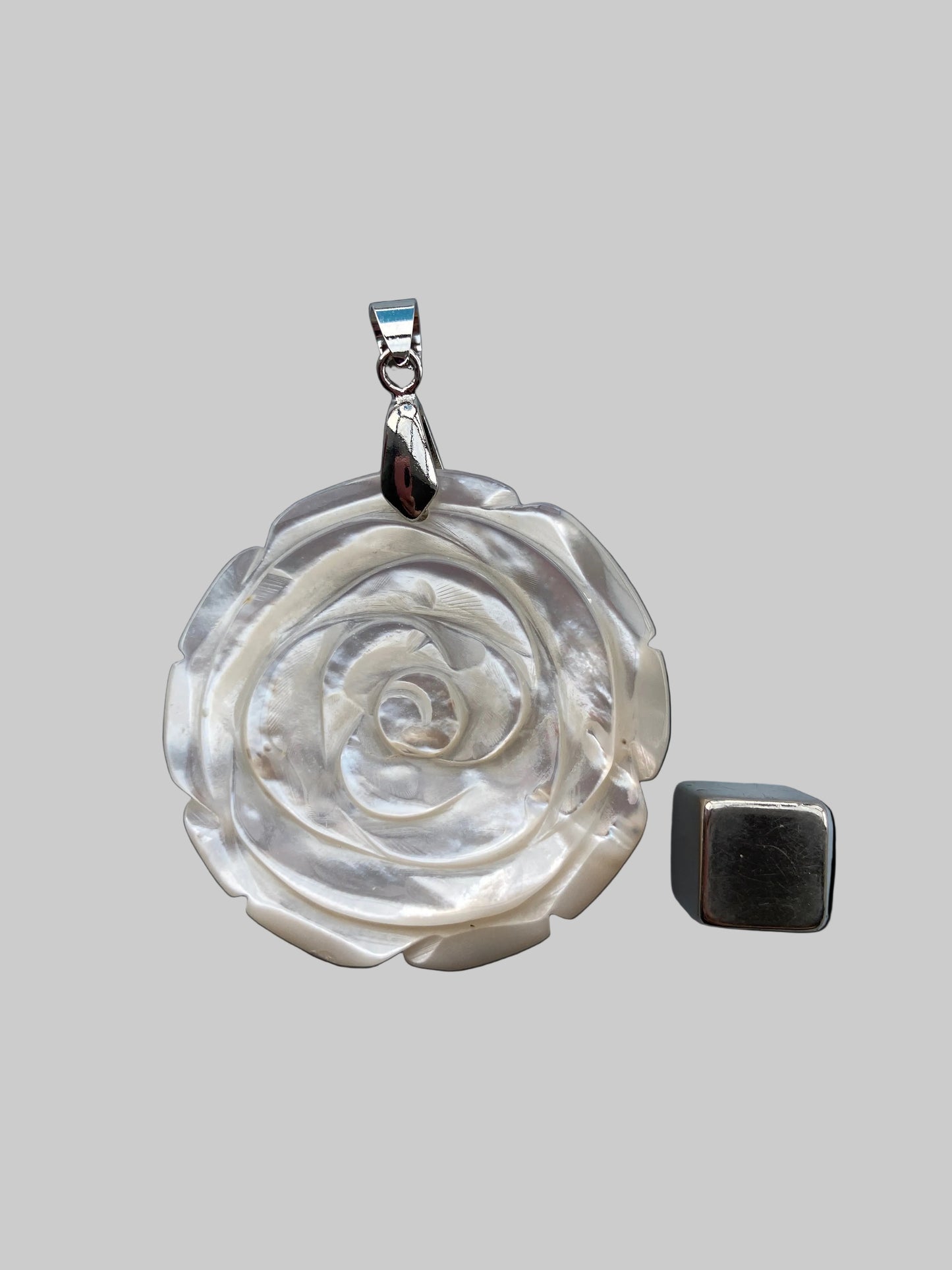 Perlemor – naturlig iriserende krystal, der fremmer healing og indre balance.