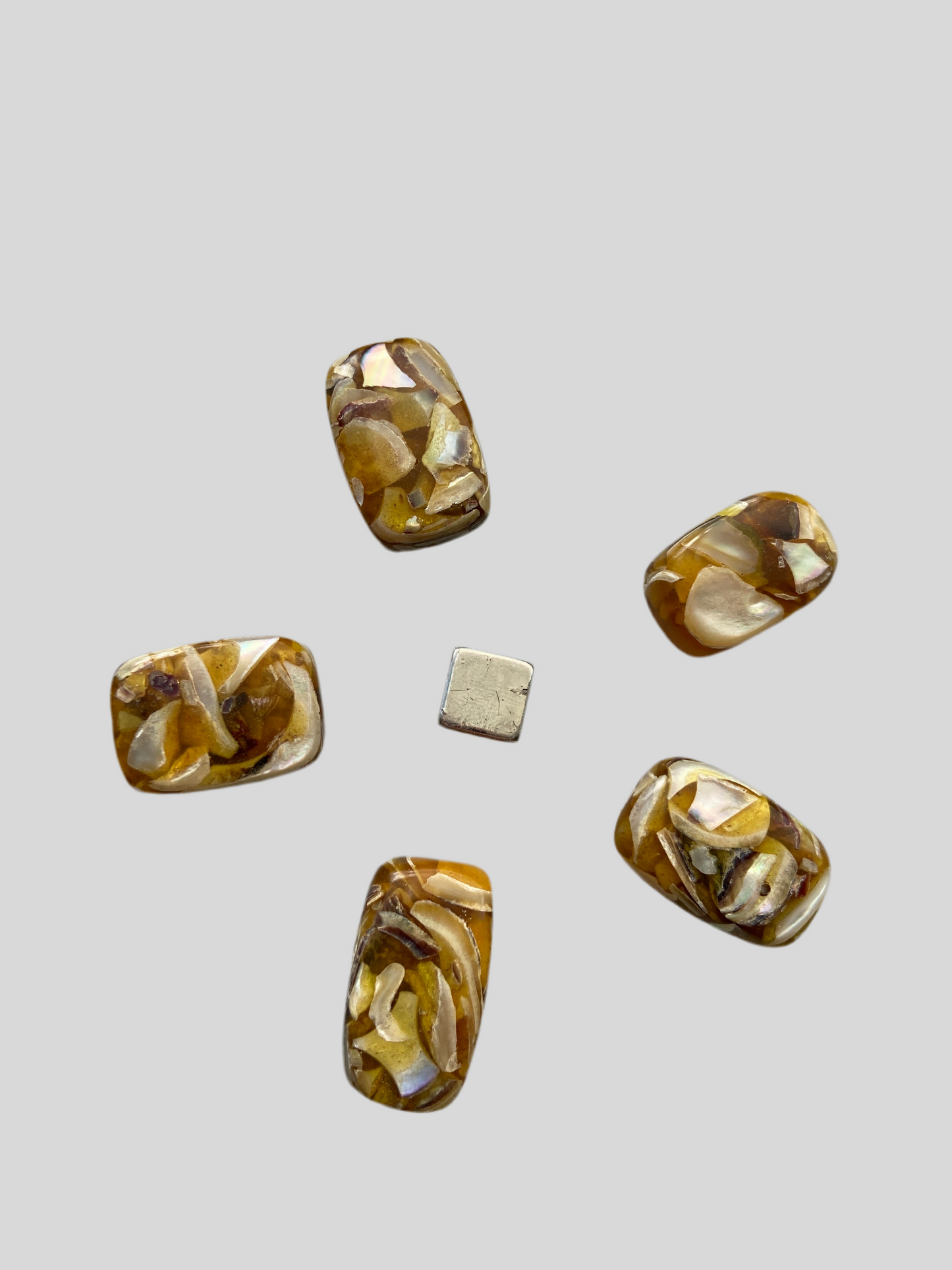 Perlemor i farvet resin – skaber harmoni, tryghed og blid hjerteenergi.