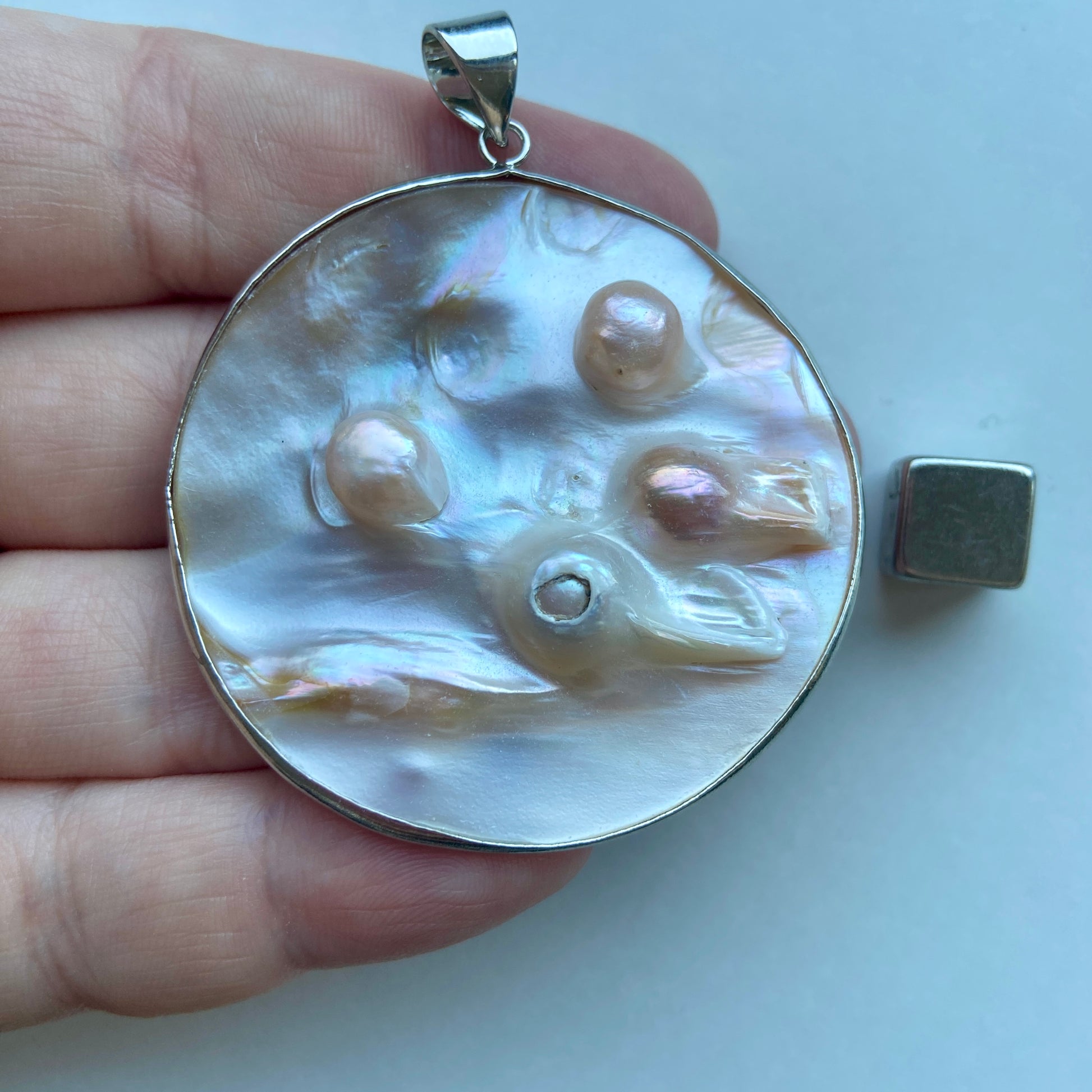 Perlemor vedhæng med blid energi for balance og harmoni.