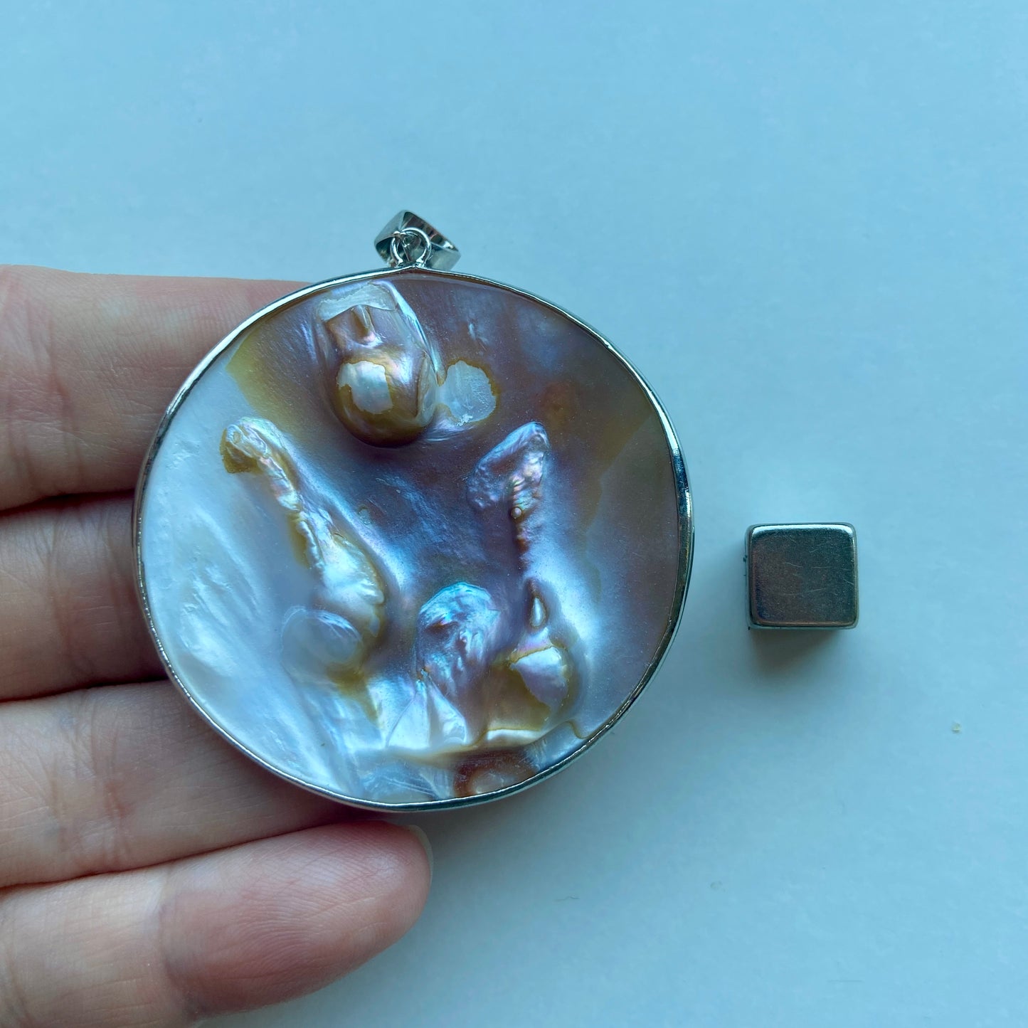 Perlemor vedhæng der harmoniserer hjertechakraet.