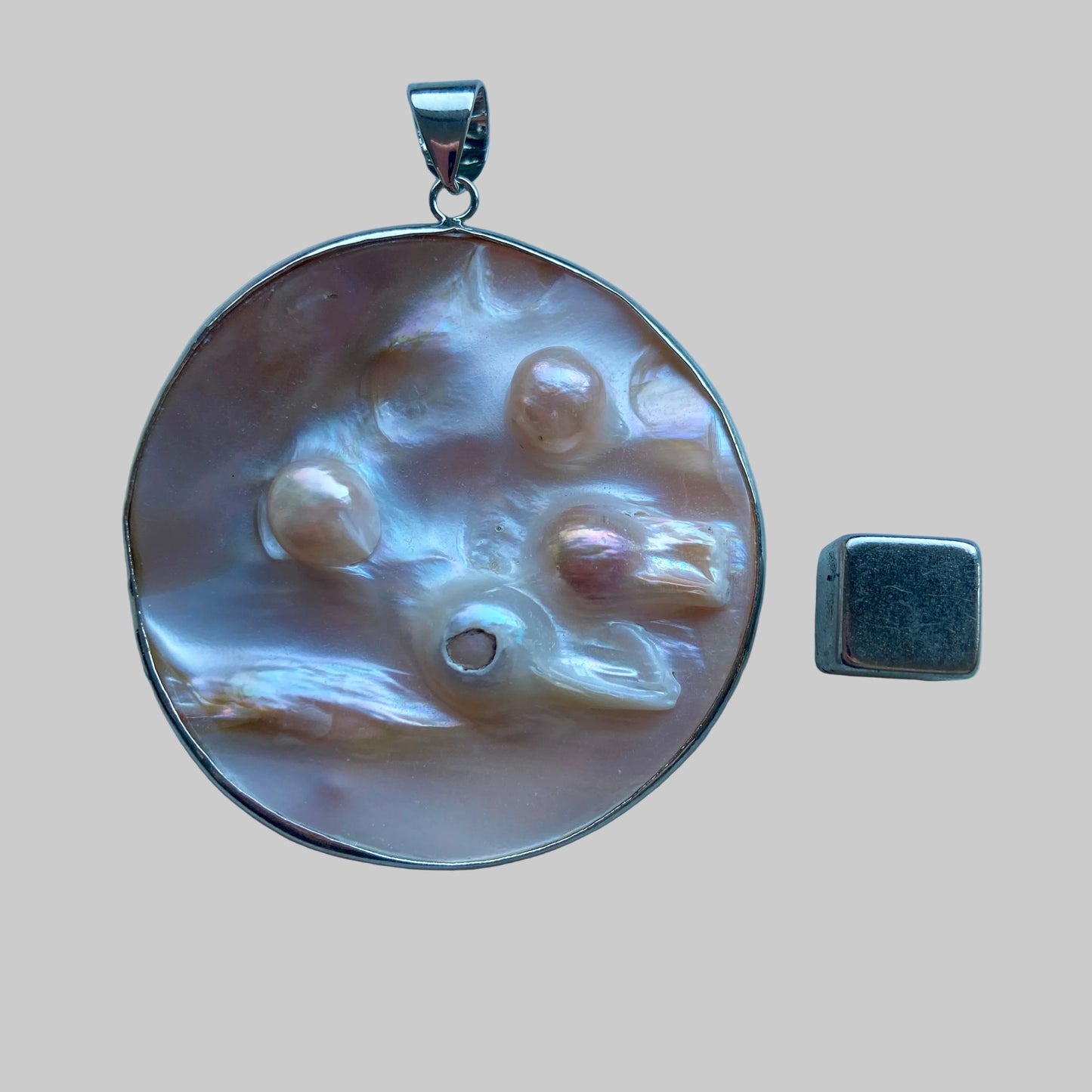 Perlemor vedhæng der fremmer indre ro og følelsesmæssig balance.