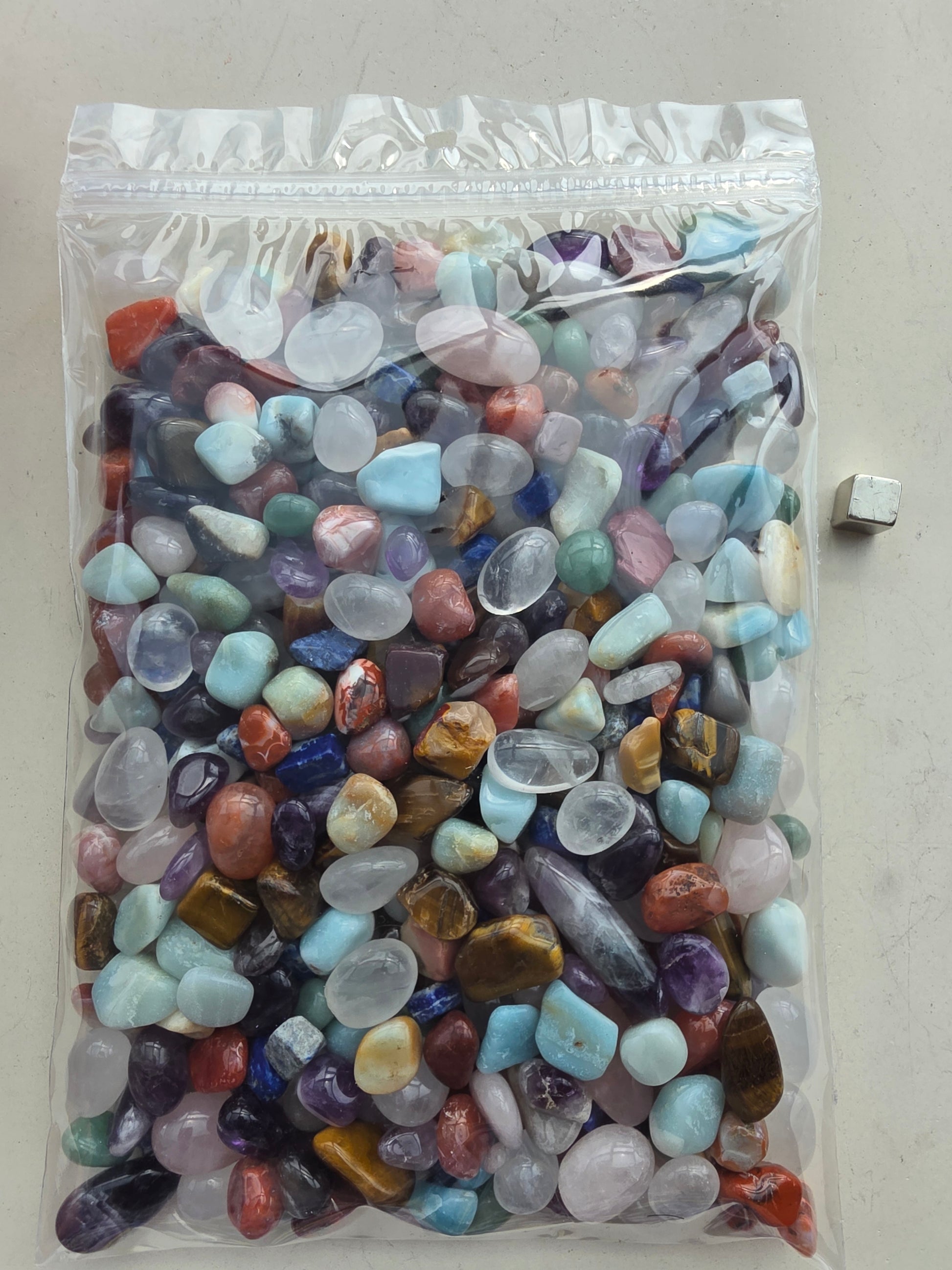 Mix af polerede krystaller – smuk samling til healing, energi og dekoration.