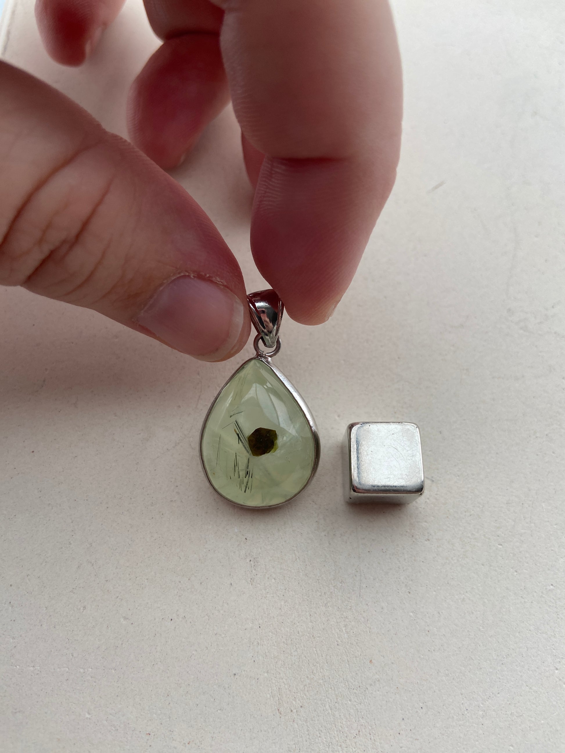 Prehnit – aktiverer kronechakraet og styrker intuitiv indsigt.