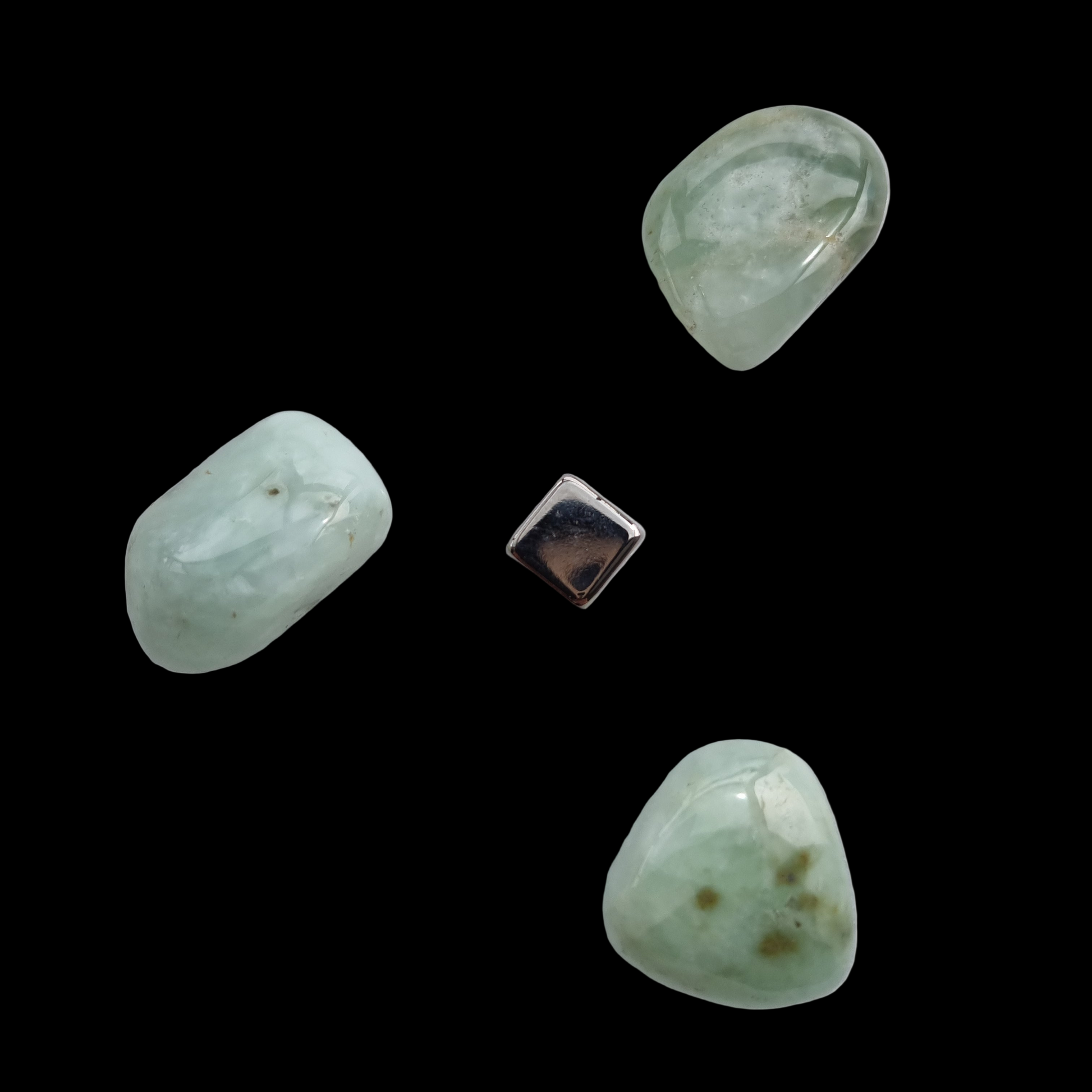 Rå Prehnit krystal med blid grøn energi, der giver spirituel kontakt og indre ro