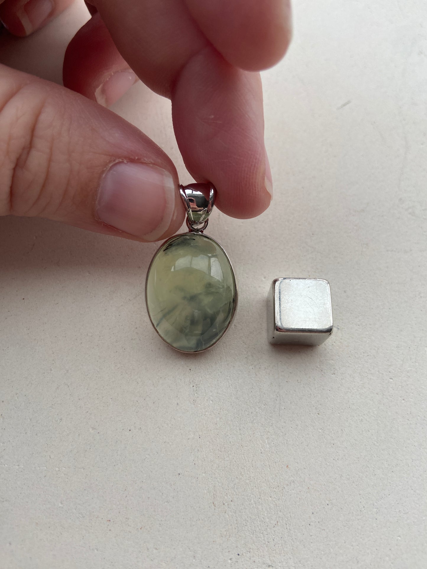 Prehnit – skaber spirituel ro og indre fred i hele systemet.