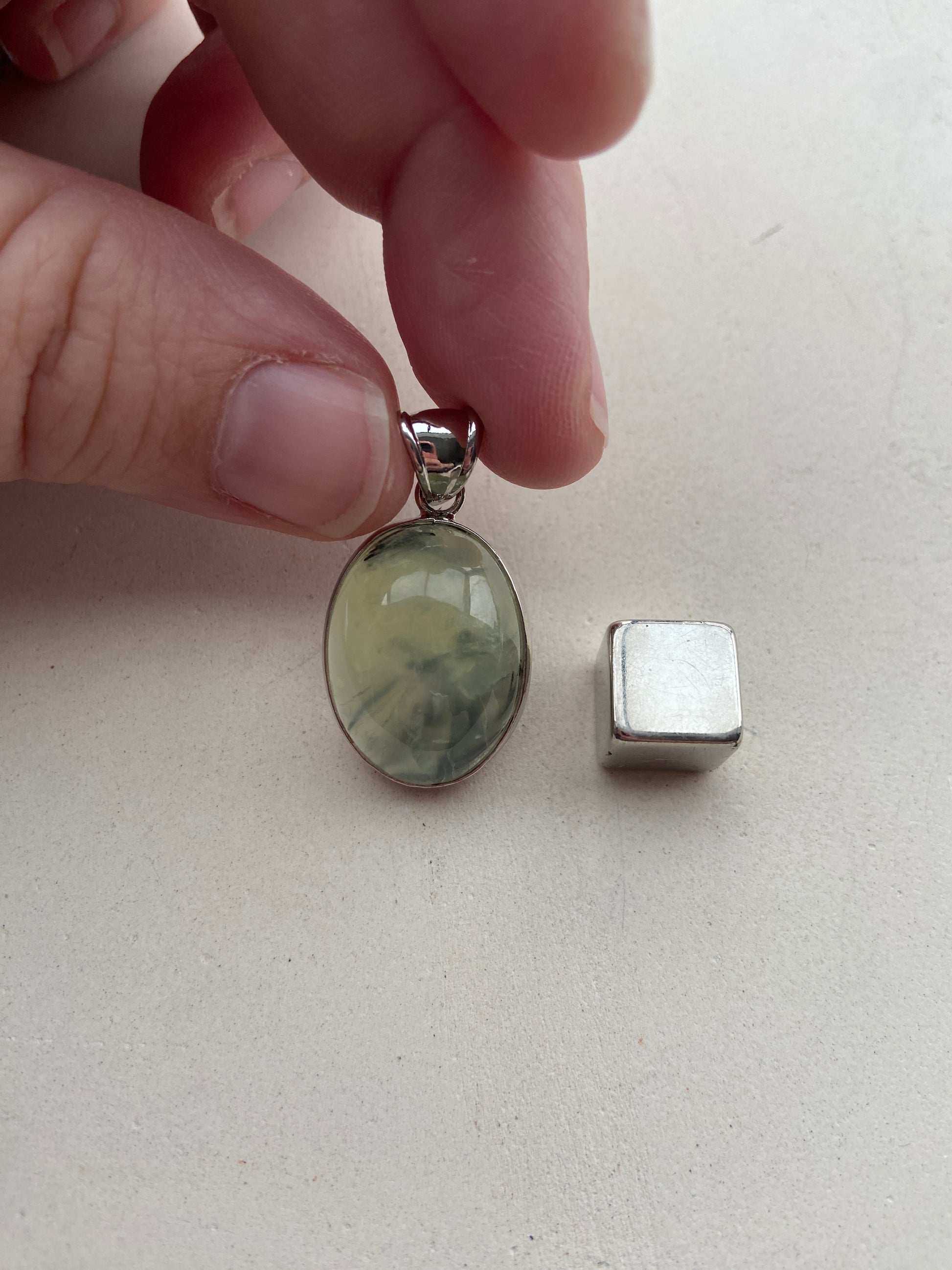 Prehnit – skaber spirituel ro og indre fred i hele systemet.