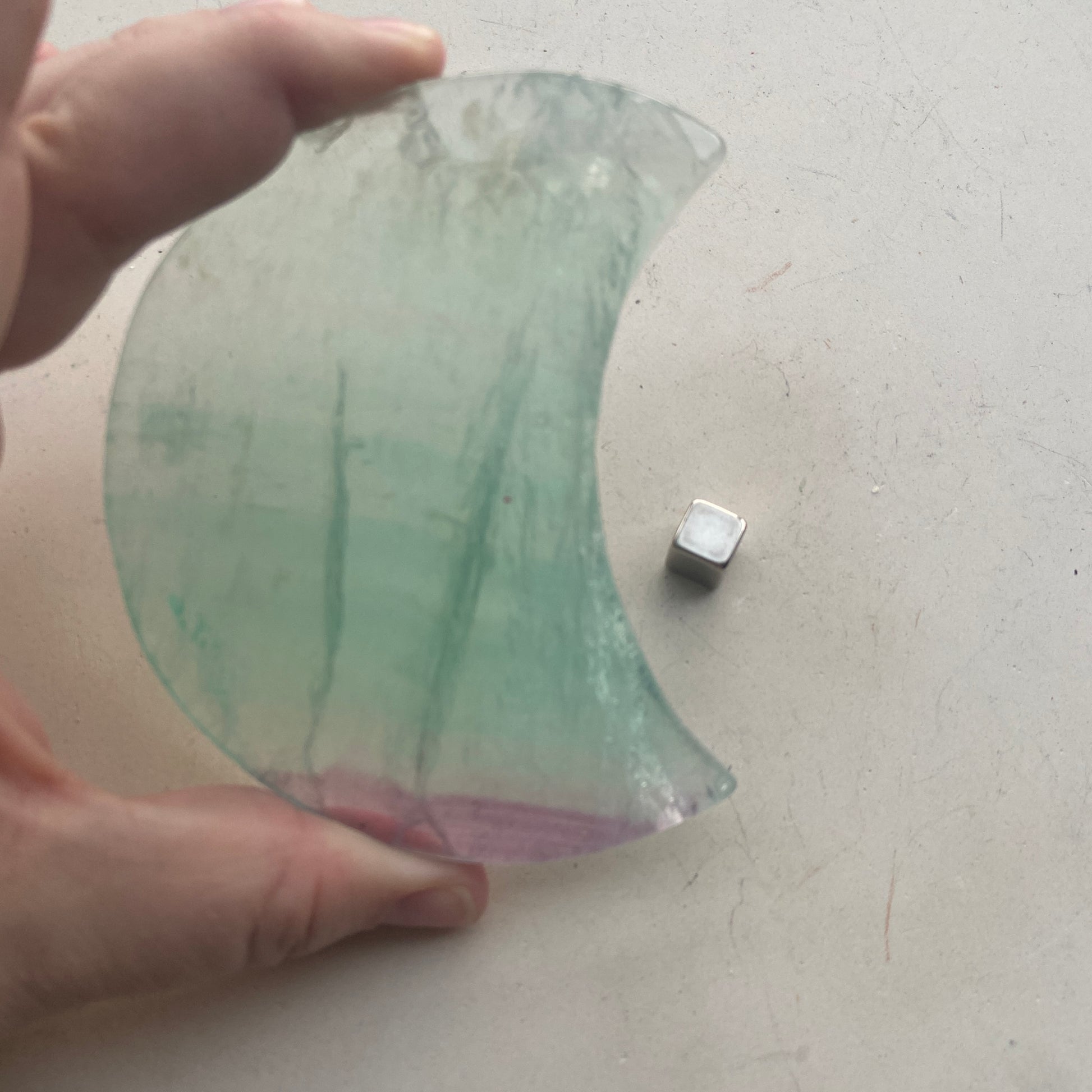 Regnbue fluorit måne der skaber følelsesmæssig og mental balance.