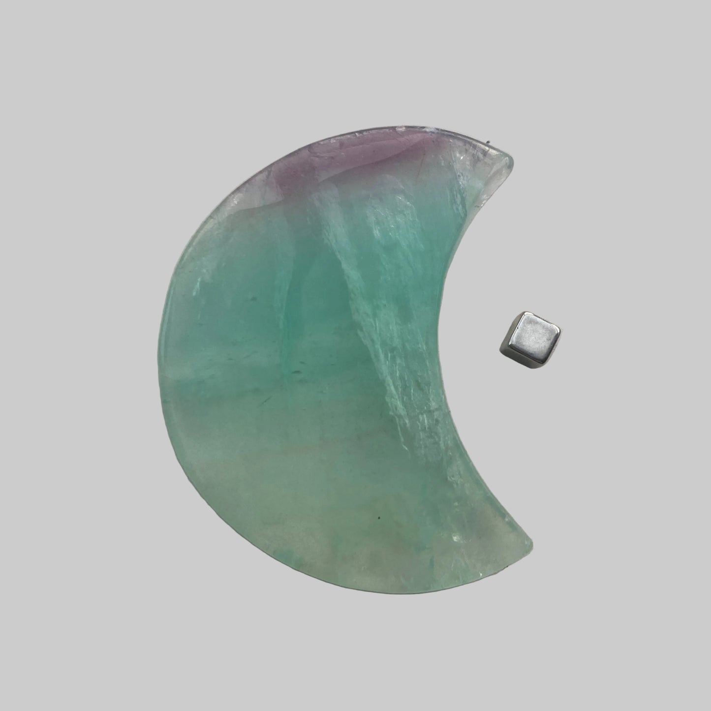 Regnbue fluorit måne velegnet til meditation og personlig udvikling.