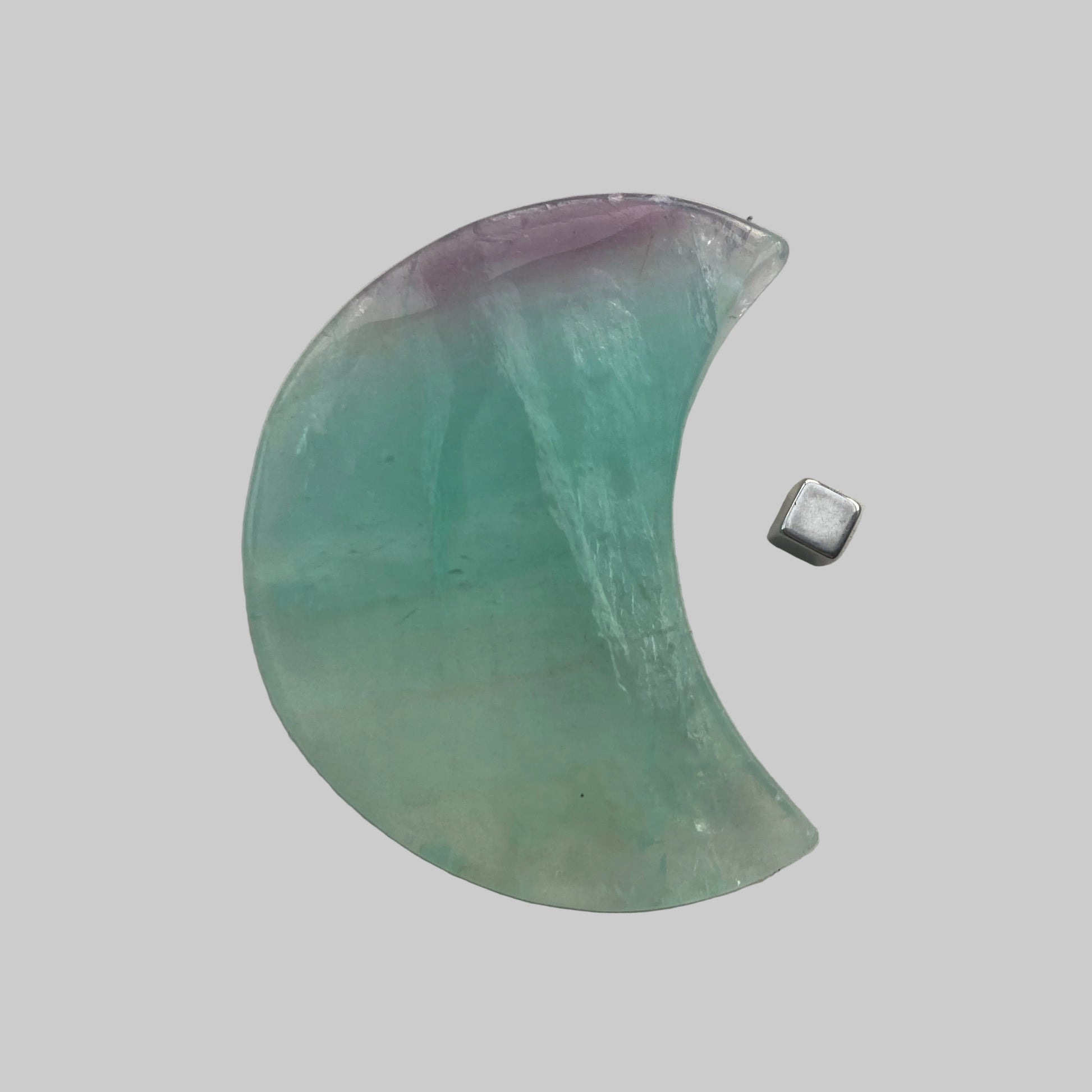 Regnbue fluorit måne velegnet til meditation og personlig udvikling.