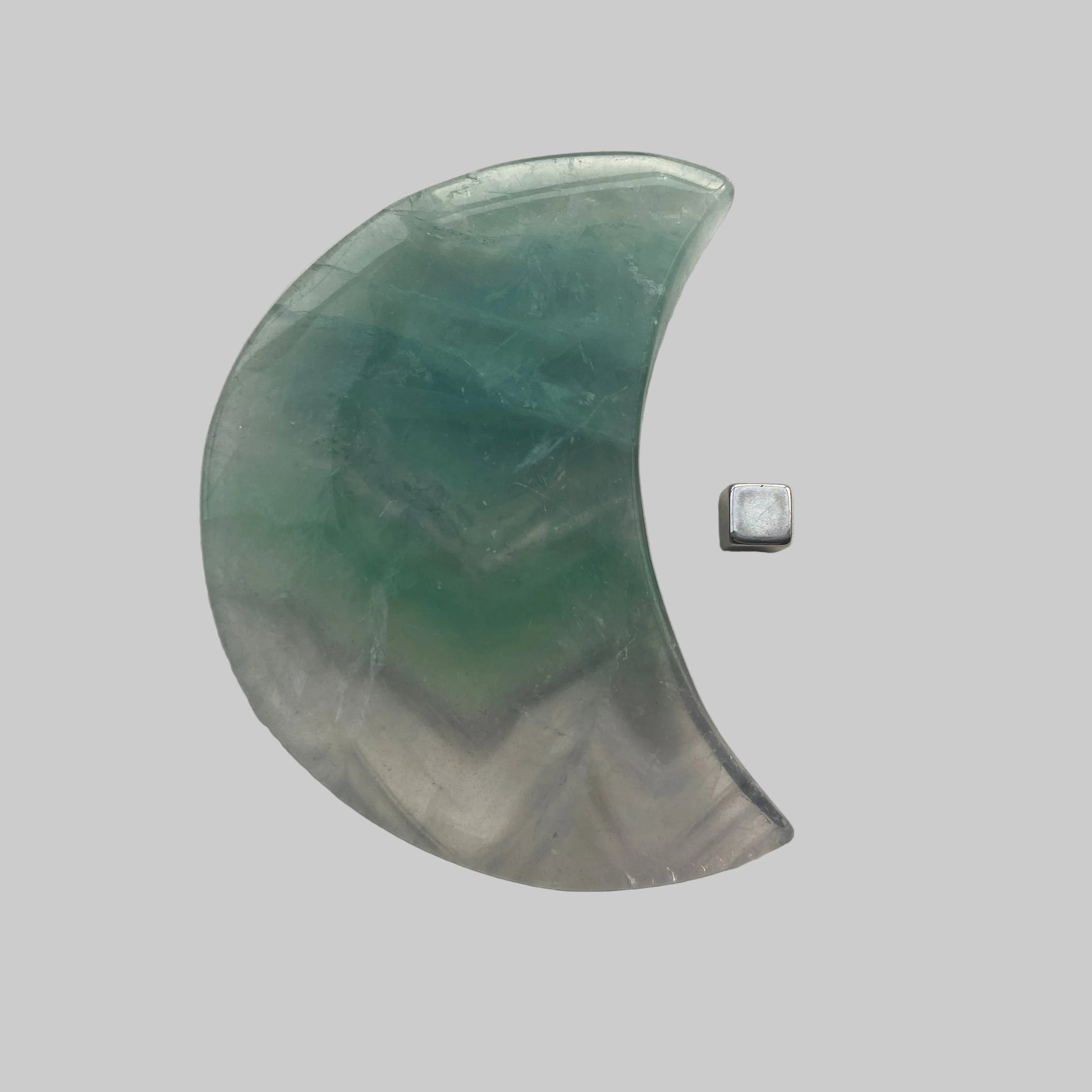 Spirituel regnbue fluorit måne med beskyttende energi.