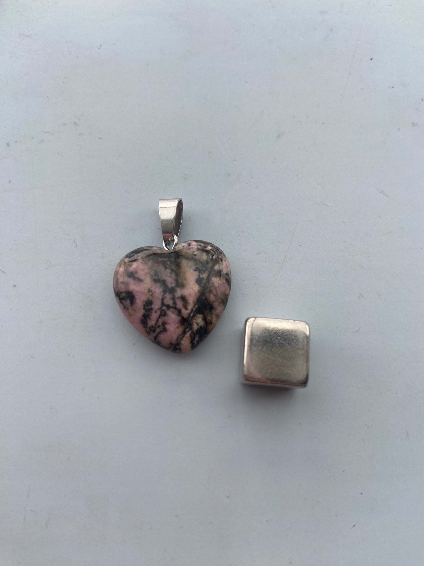 Rhodonit – fremmer optimisme, livsglæde og håb.