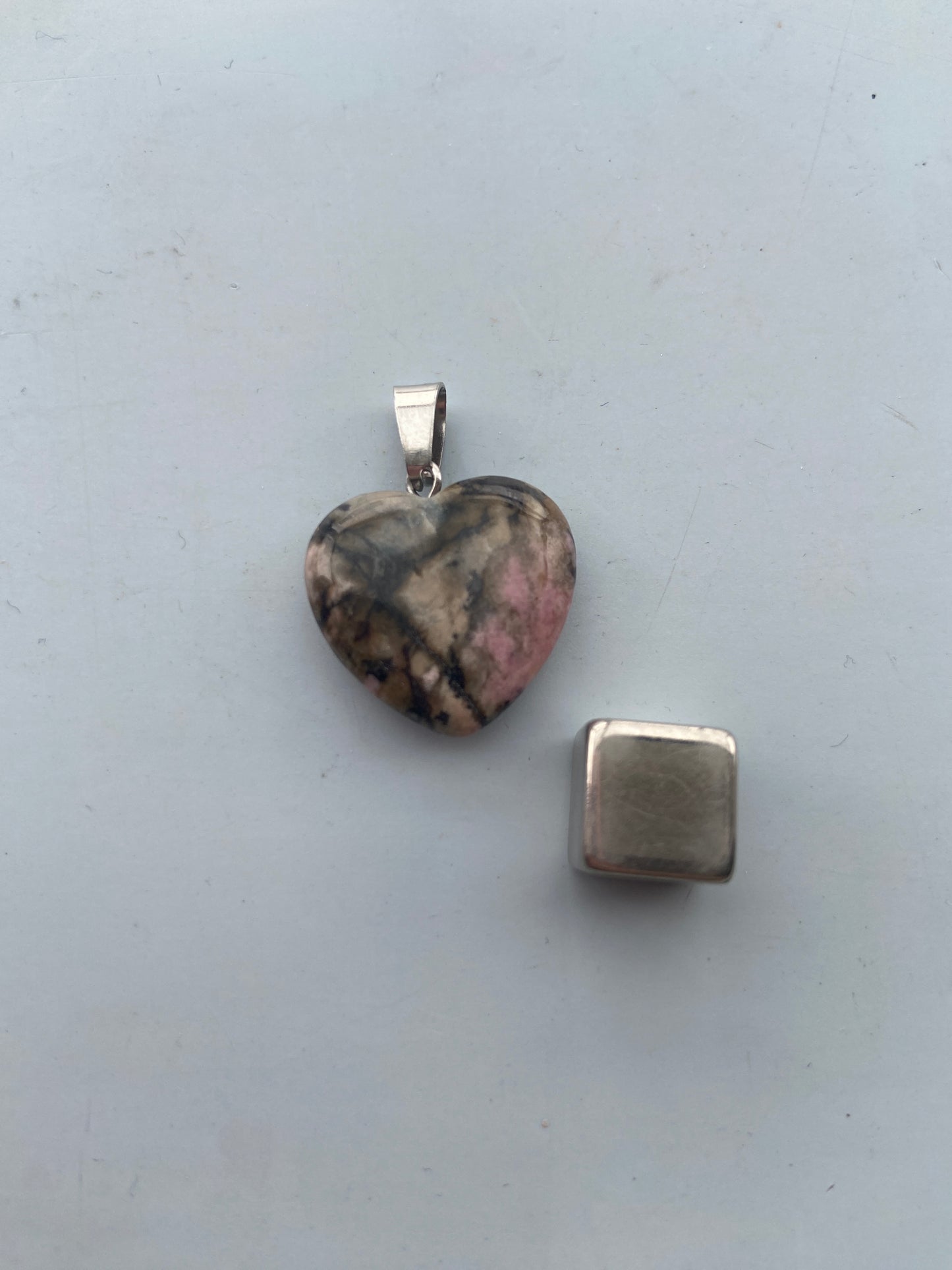 Rhodonite – hjælper med følelsesmæssig balance og indre ro.