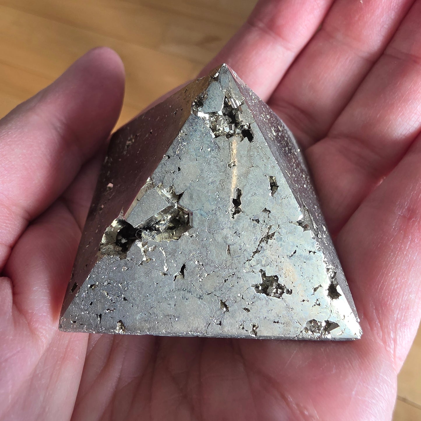 Pyrit pyramide 4,7 cm høj, 5 cm bred