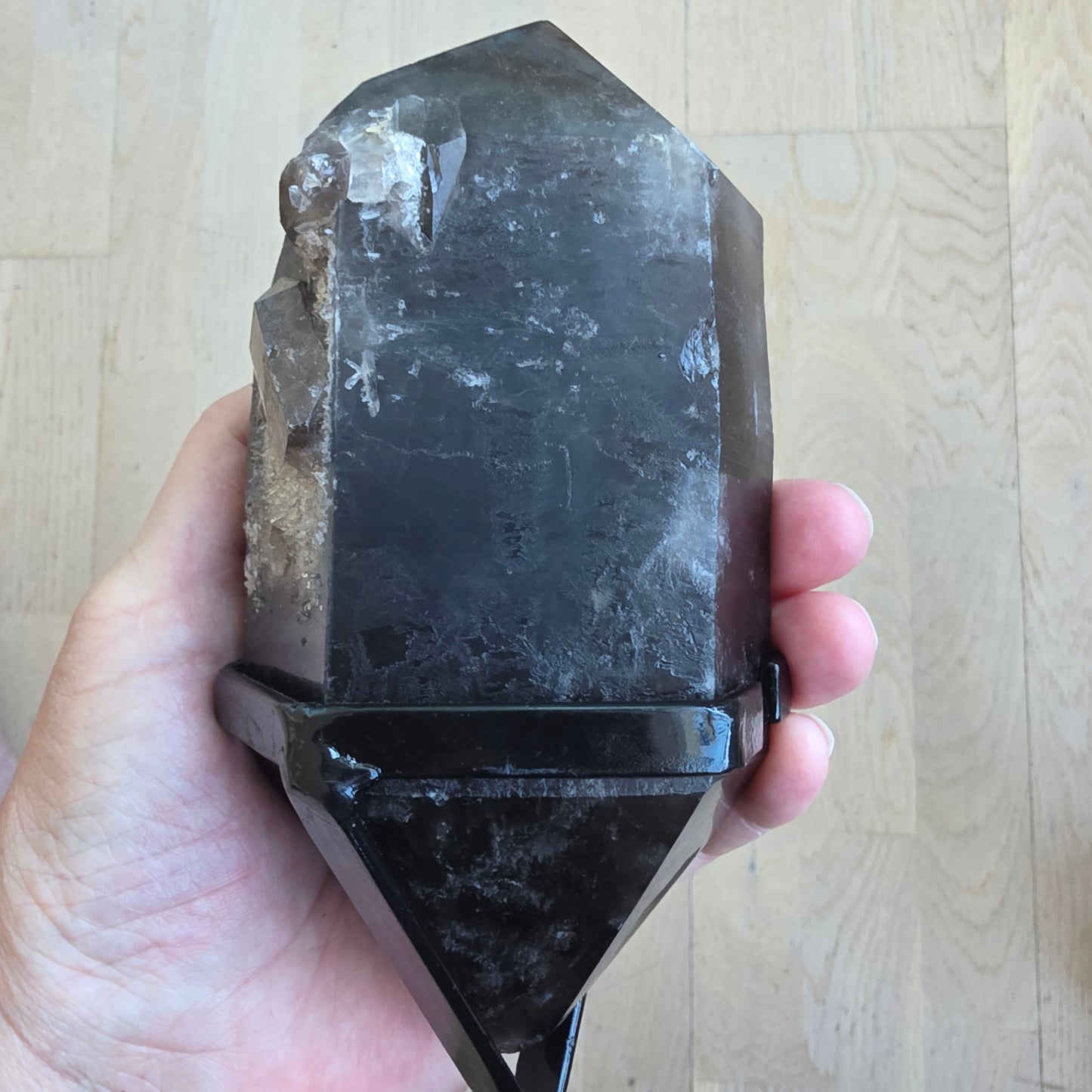 Røgkvarts 24,3 cm høj incl holder 1574 gram
