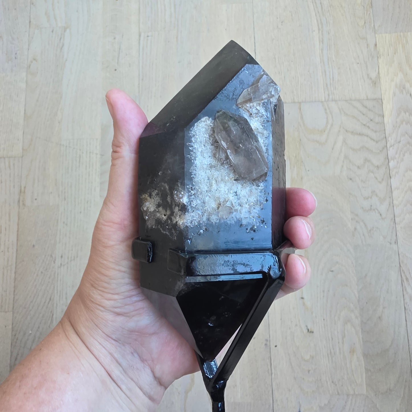 Røgkvarts 24,3 cm høj incl holder 1574 gram
