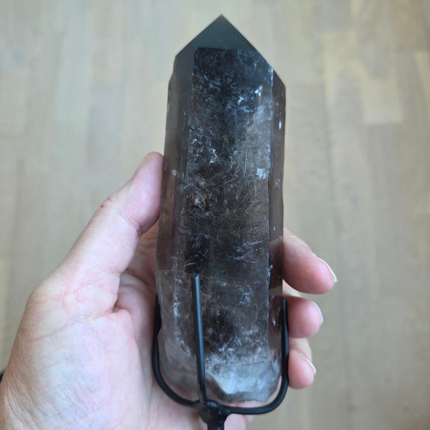 Røgkvarts 21,5 cm høj incl holder 653 gram