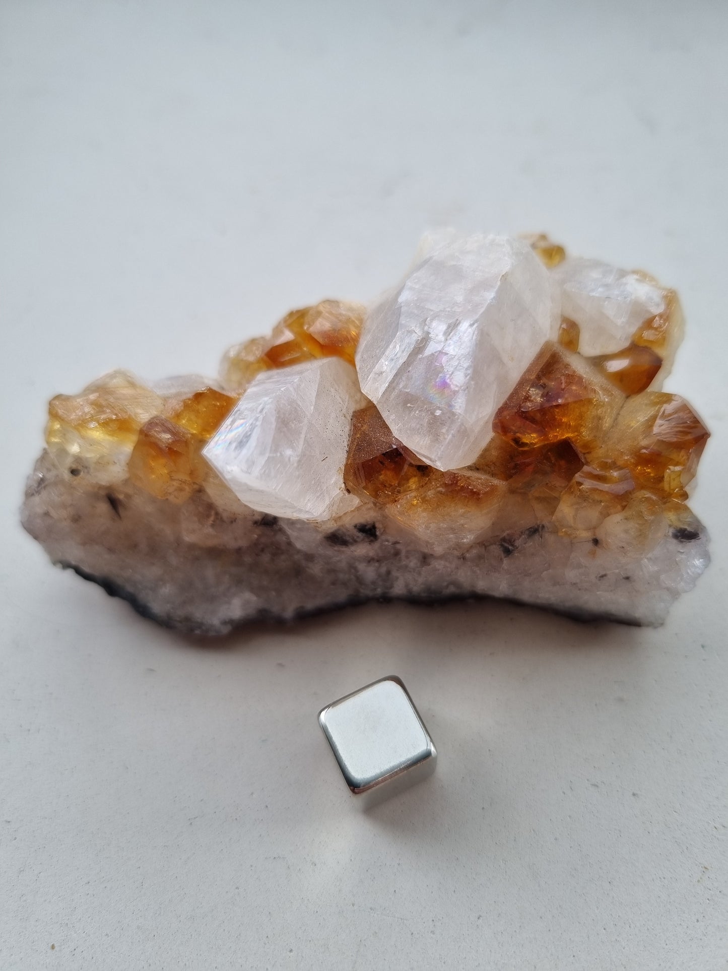 Citrin brændt m Apophyllit