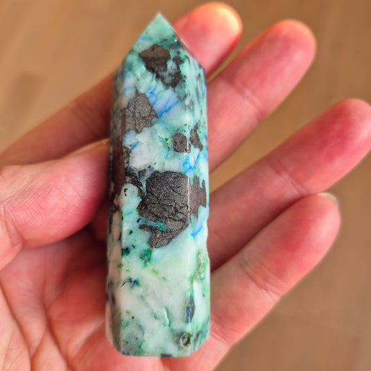 Fønix Tårn (Chrysocolla i Kvarts)m Hæmatit 8,2 cm højt