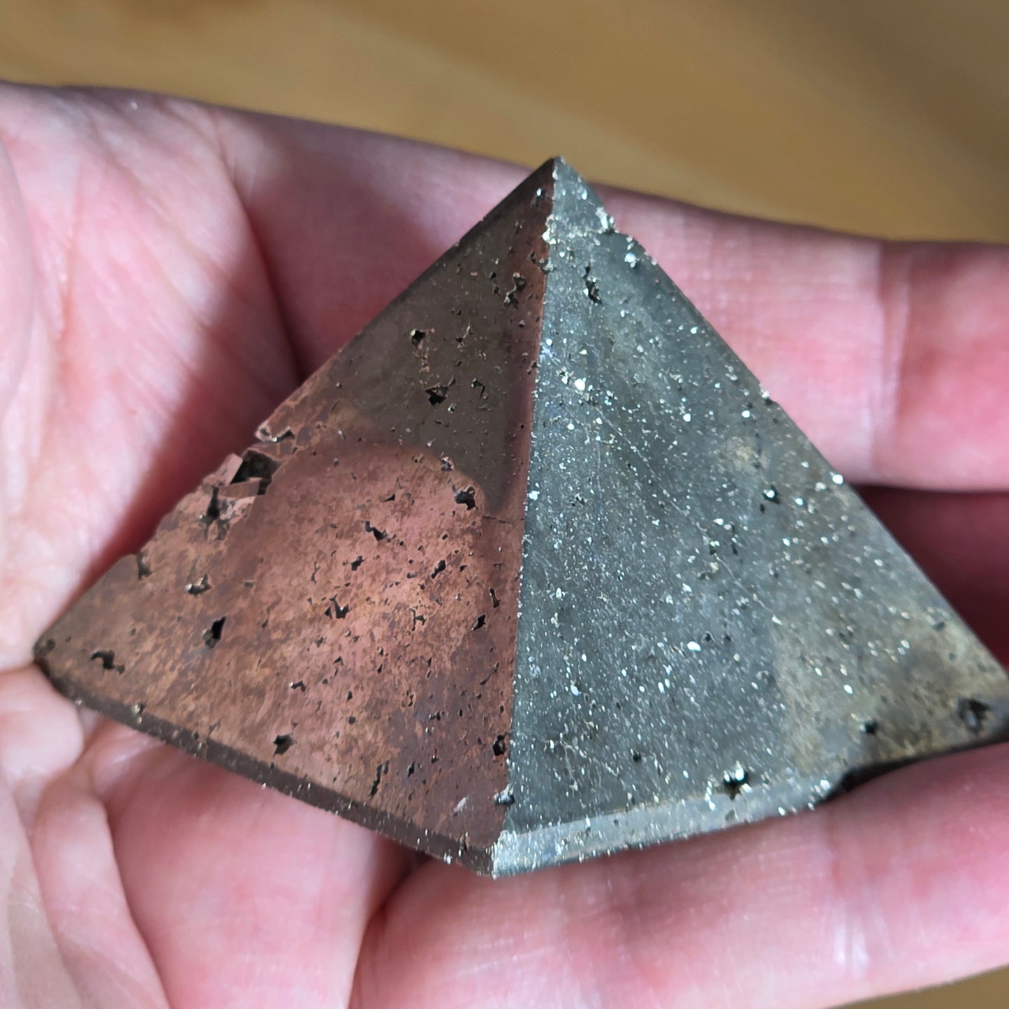 Pyrit pyramide 4,7 cm høj, 5 cm bred