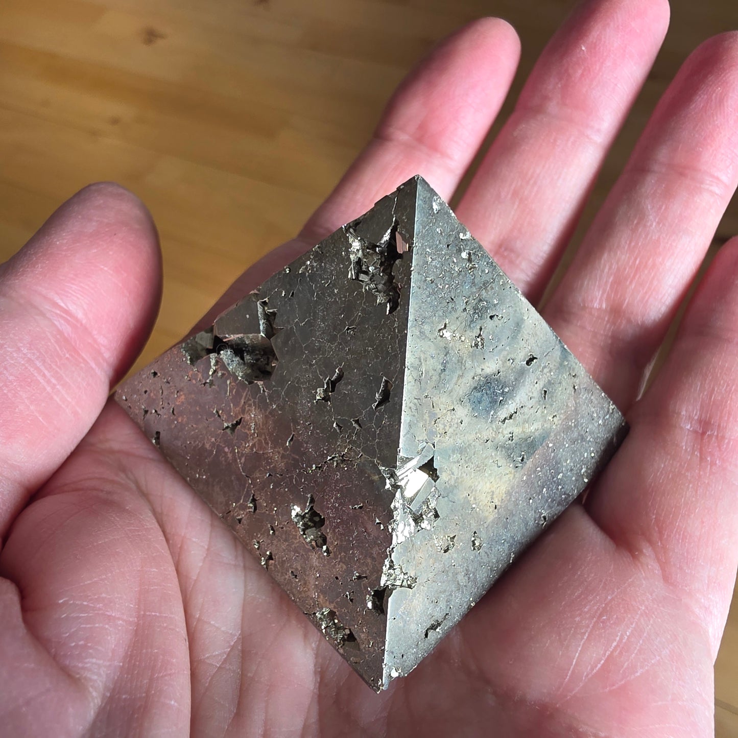 Pyrit pyramide 4,7 cm høj, 5 cm bred