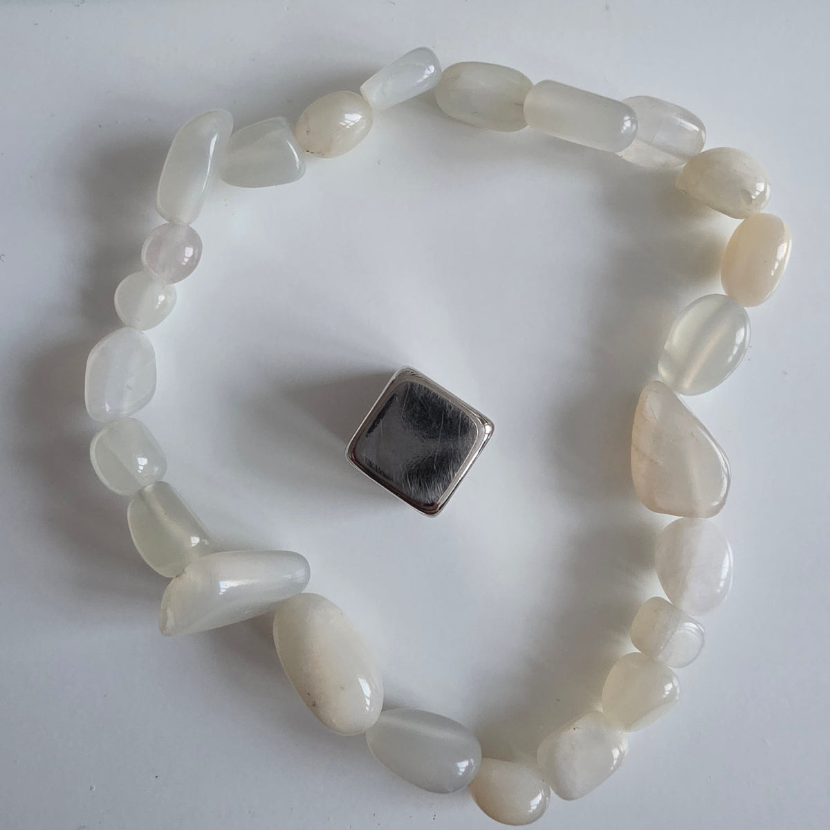 Armbånd Månesten hvid freeform