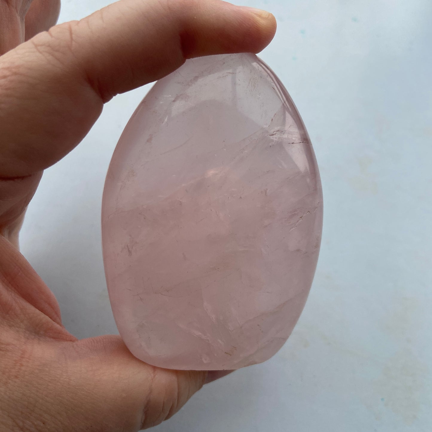 Rosakvarts freeform der styrker selvkærlighed.
